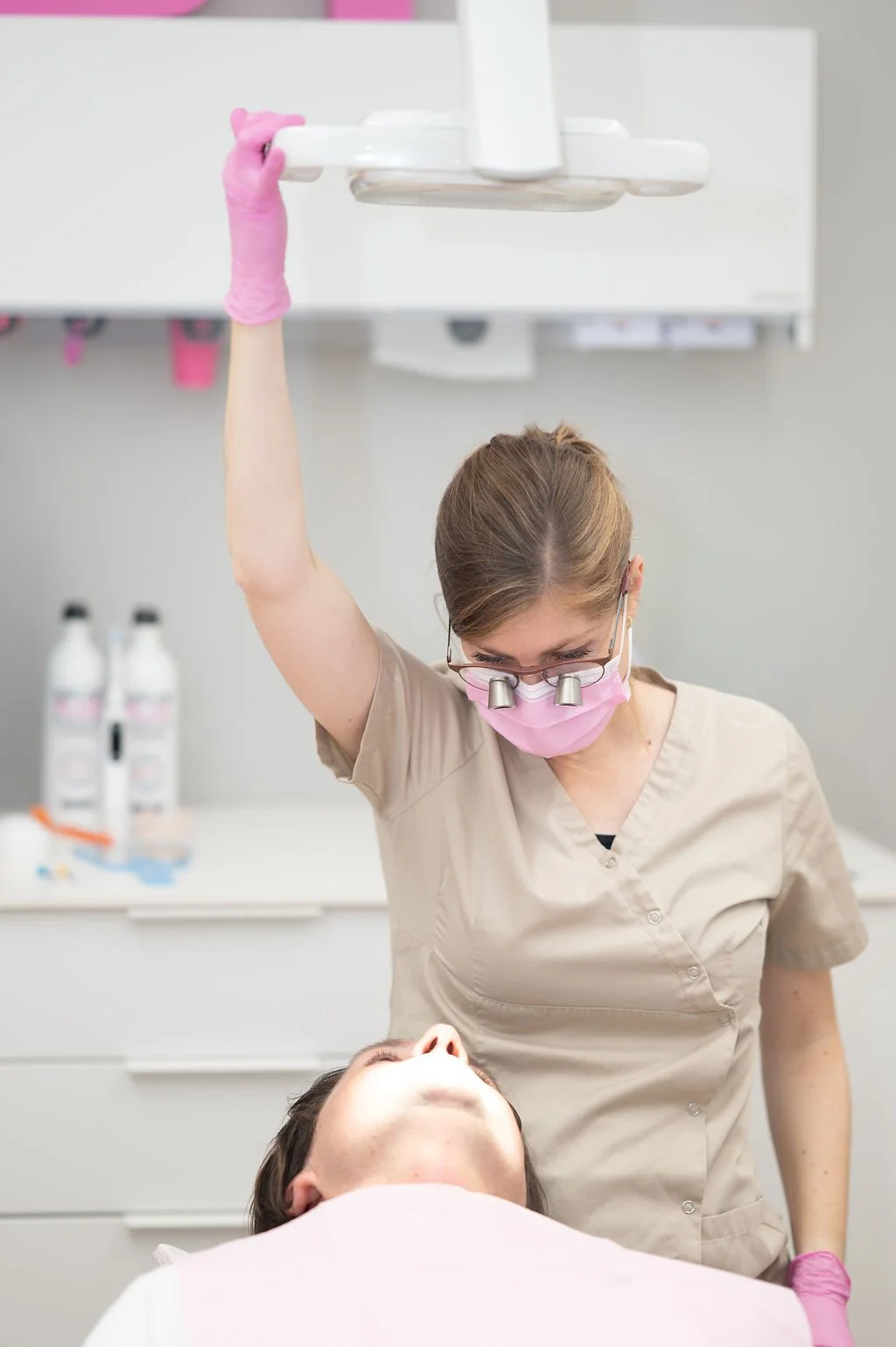 Mondhygiënist aan het werk met focus op preventieve mondzorg