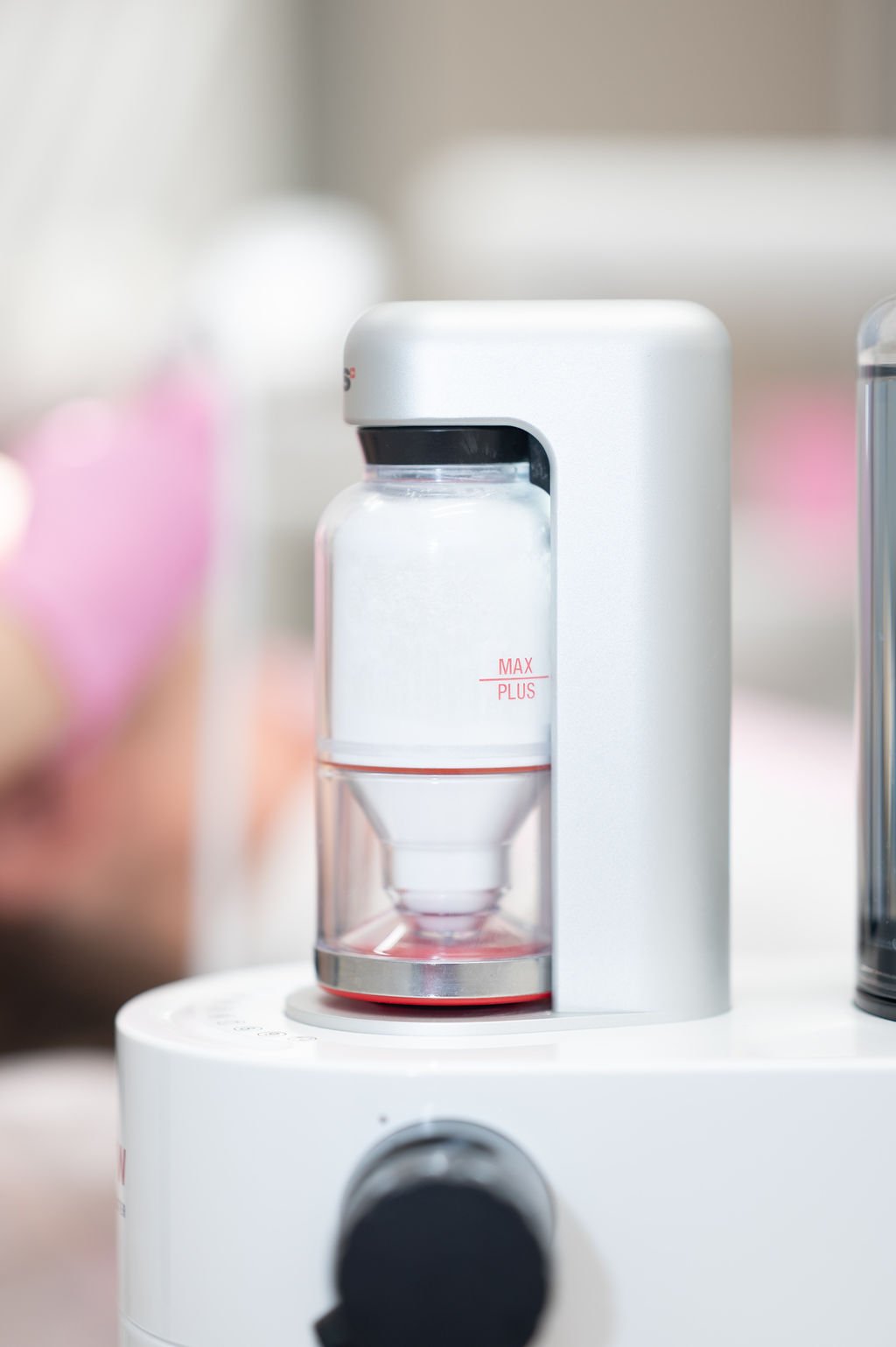 Waterdispenser met doorzichtige fles gevuld met water, gebruikt bij de GBT-methode in de mondhygiënistpraktijken van Mondzorg Voorne in Hellevoetsluis en Oostvoorne, voor een comfortabele, pijnloze en effectieve gebitsreiniging.