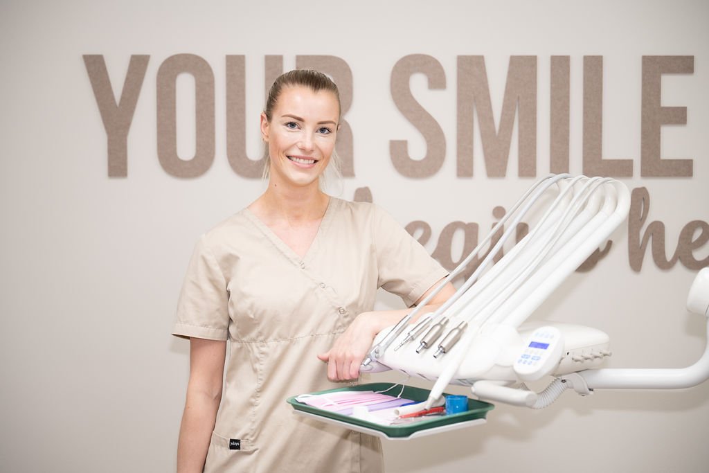 Sanita, mondhygiënist bij Mondzorg Voorne, in een beige uniform behandelt kinderen en patiënten met complexe tandvleesproblemen met een rustige en zorgvuldige aanpak.