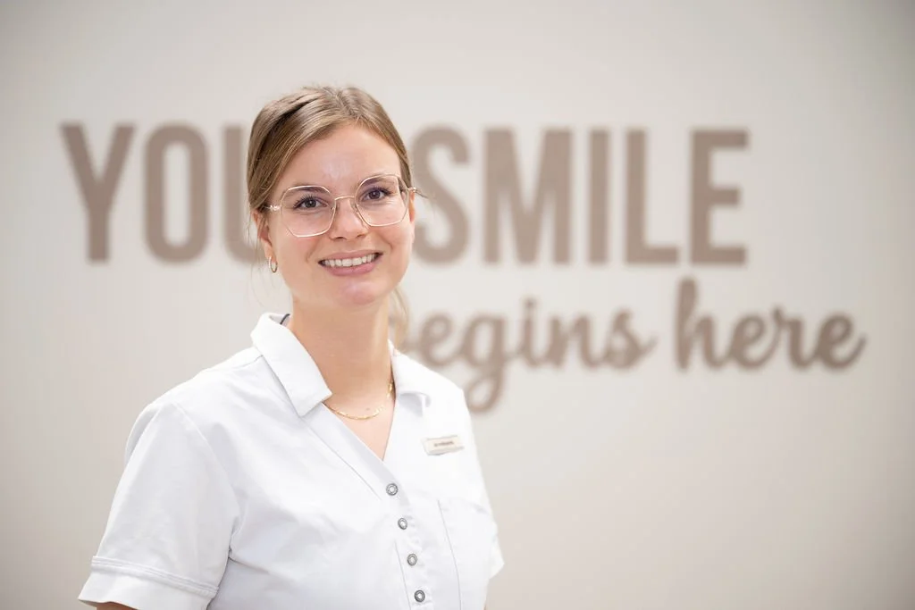 Julia, mondhygiënist bij Mondzorg Voorne in Oostvoorne en Hellevoetsluis, werkt rustig en eerlijk, helpt patiënten hun mondgezondheid te begrijpen en voelt zich comfortabel bij kinderen en angstige patiënten.