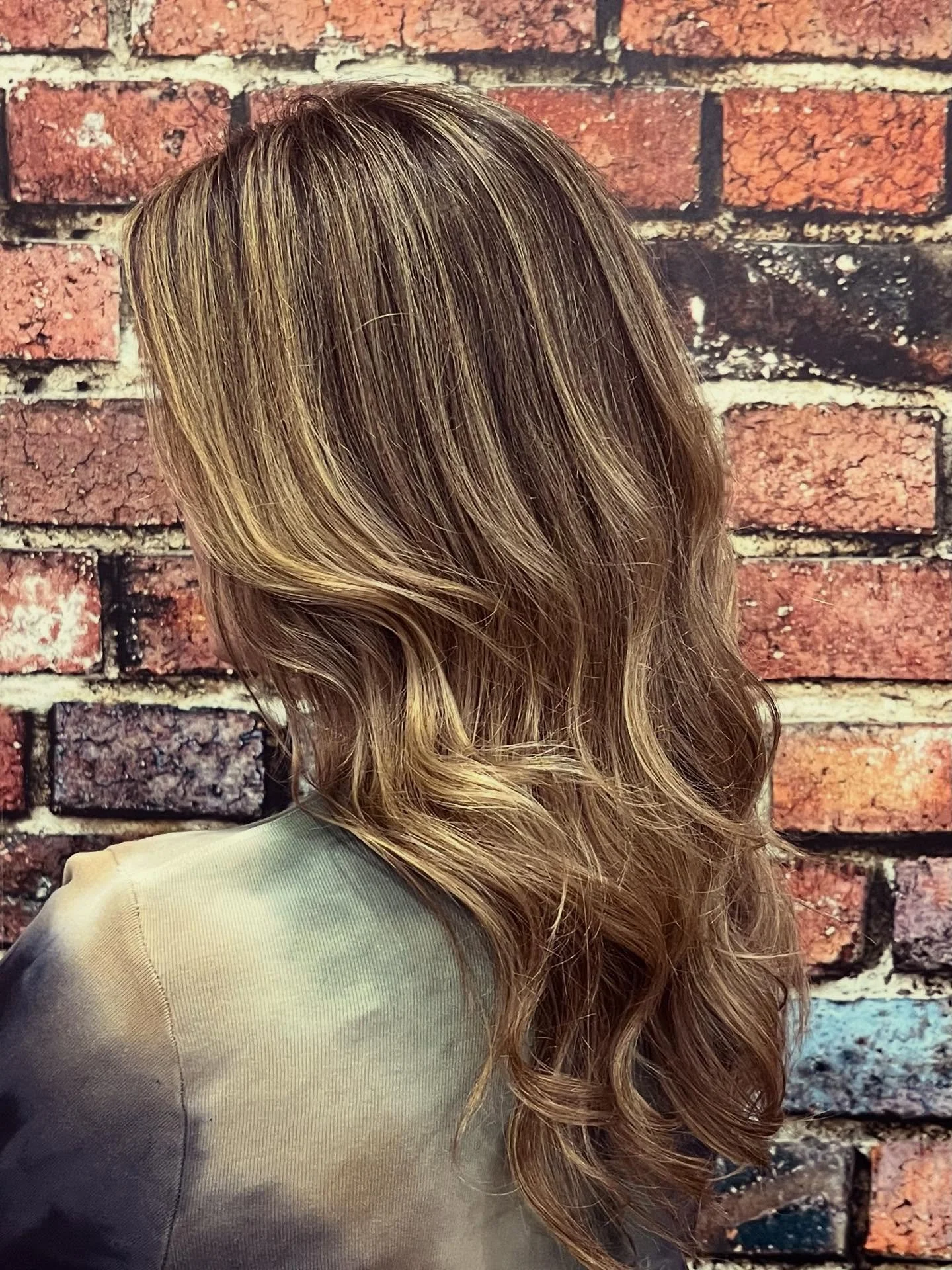 Anyone else feeling the urge to lighten their hair with spring around the corner?? I&rsquo;d love to lighten it for you! Sometimes you just need a basic highlight!

#gezelligartsalon #davinesnorthamerica