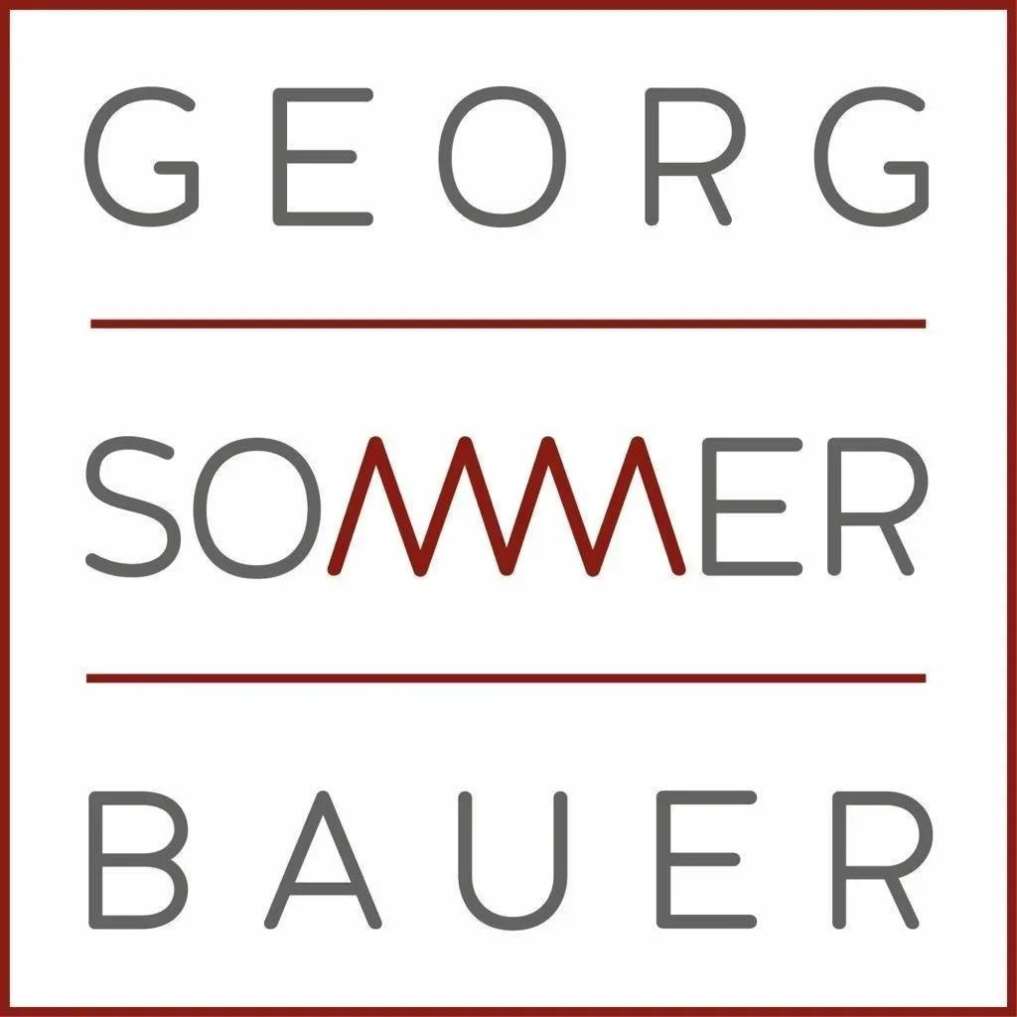 Schild mit der Aufschrift 'GEORG' in der oberen Hälfte und 'SOMMER' in der unteren Hälfte, beide Wörter in großen, schwarzen Buchstaben, durch eine rote Linie getrennt.