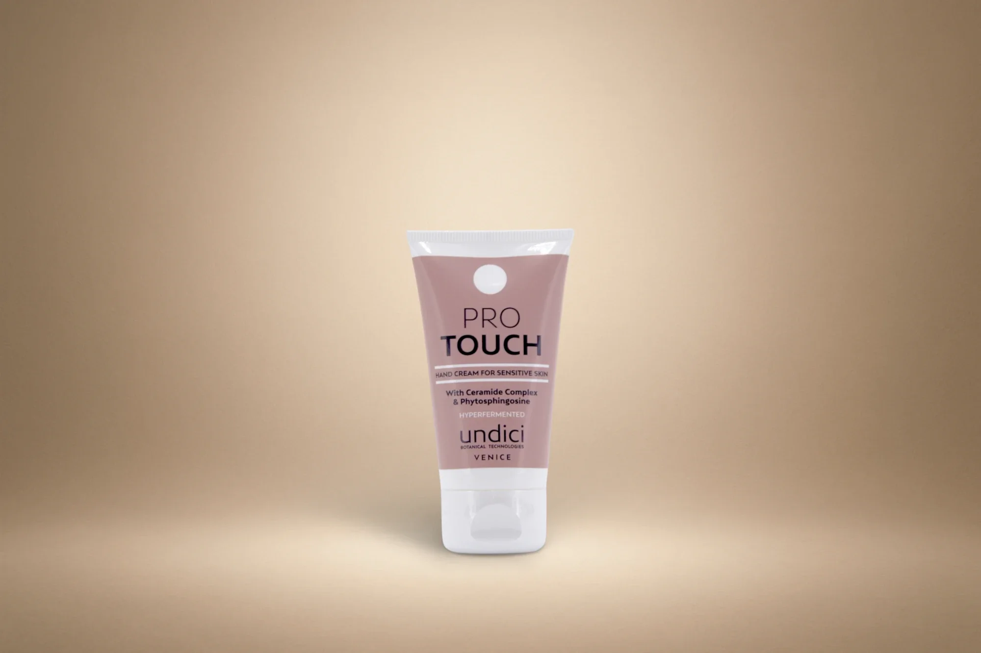 Tubo di crema per mani Sensibile con tecnologia a base di ceramidi e fitosfingosina, marca Undici, Venice.