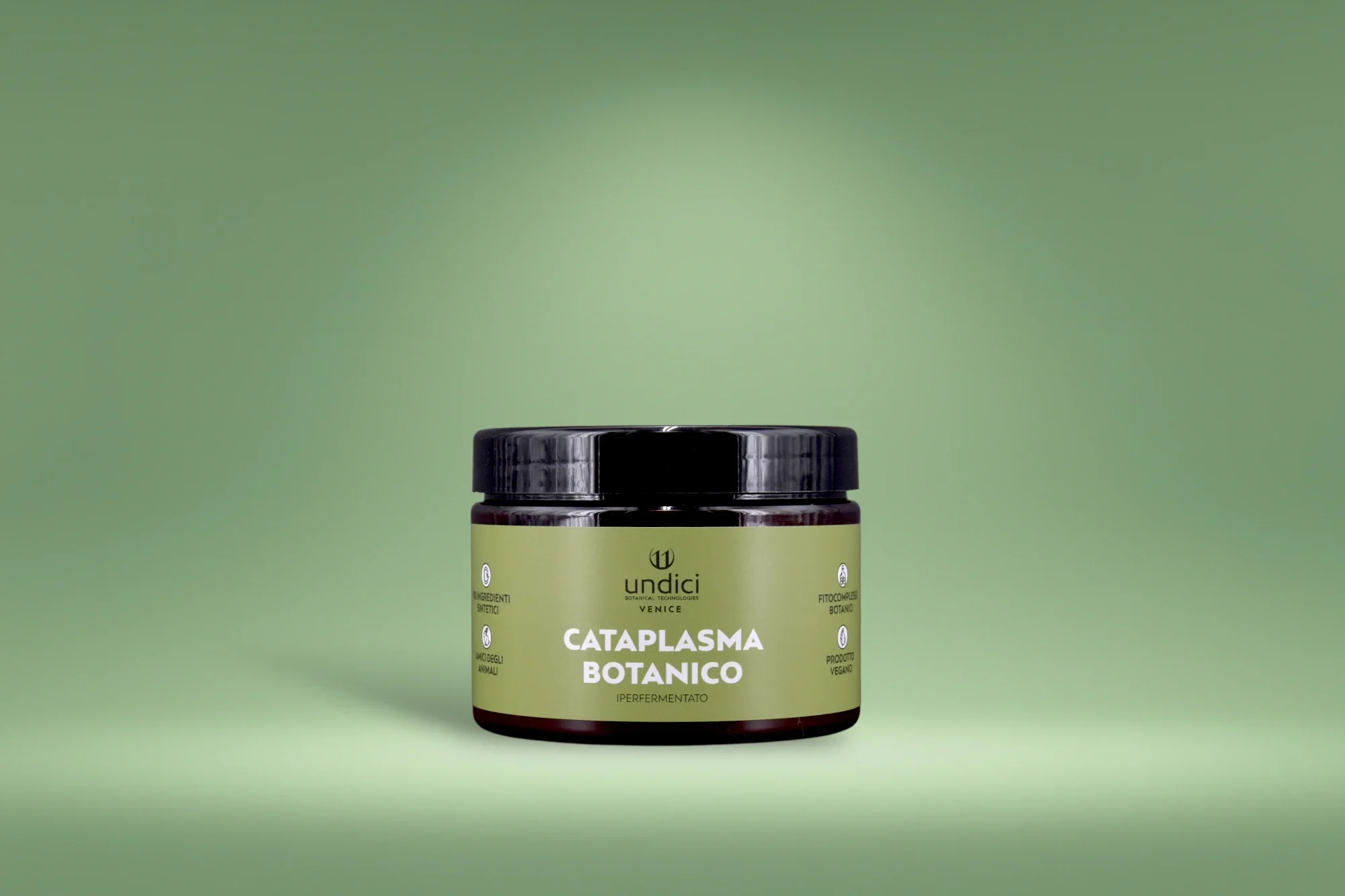 Contenitore di crema botonica in primo piano su sfondo verde