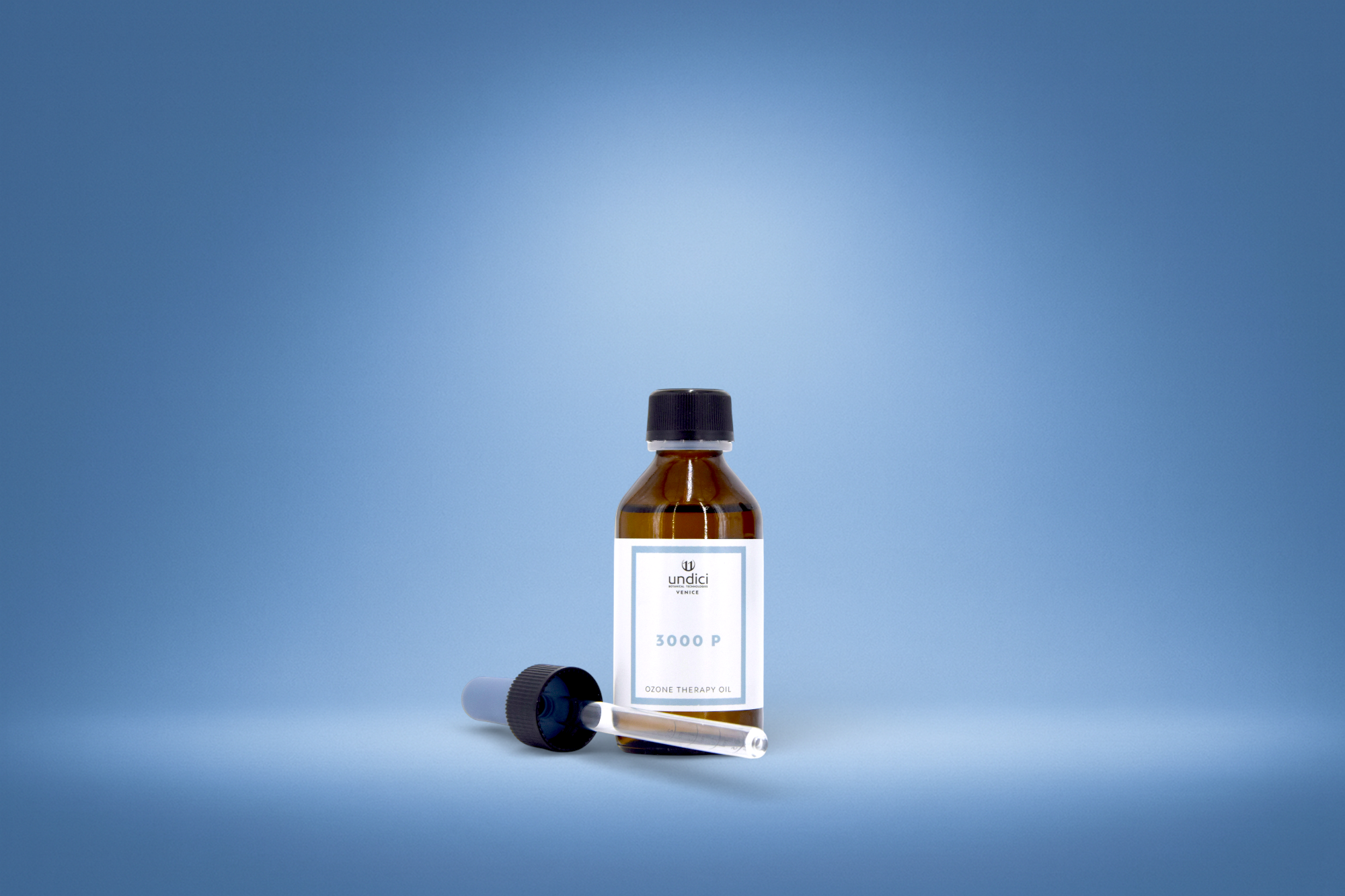 Bottiglia di olio per terapia a base di ossigeno, con pipetta, su sfondo blu