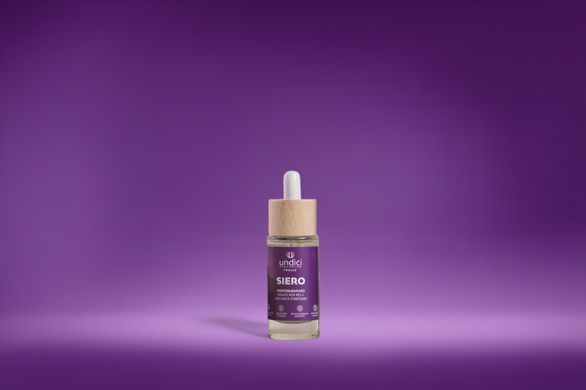 Bottiglia di siero per la pelle con etichetta viola, tappo in legno, sfondo viola sfumato