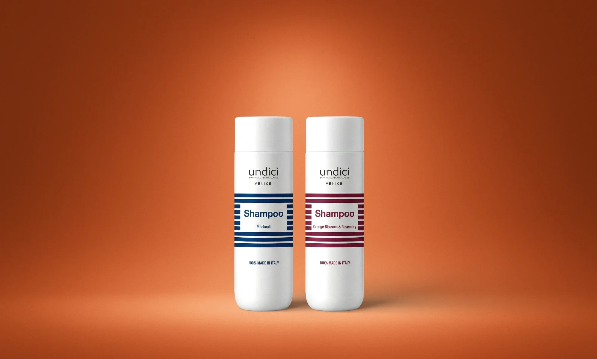 Bottiglie di shampoo con etichette blu e rosse su sfondo arancione anch'esso sfumato.