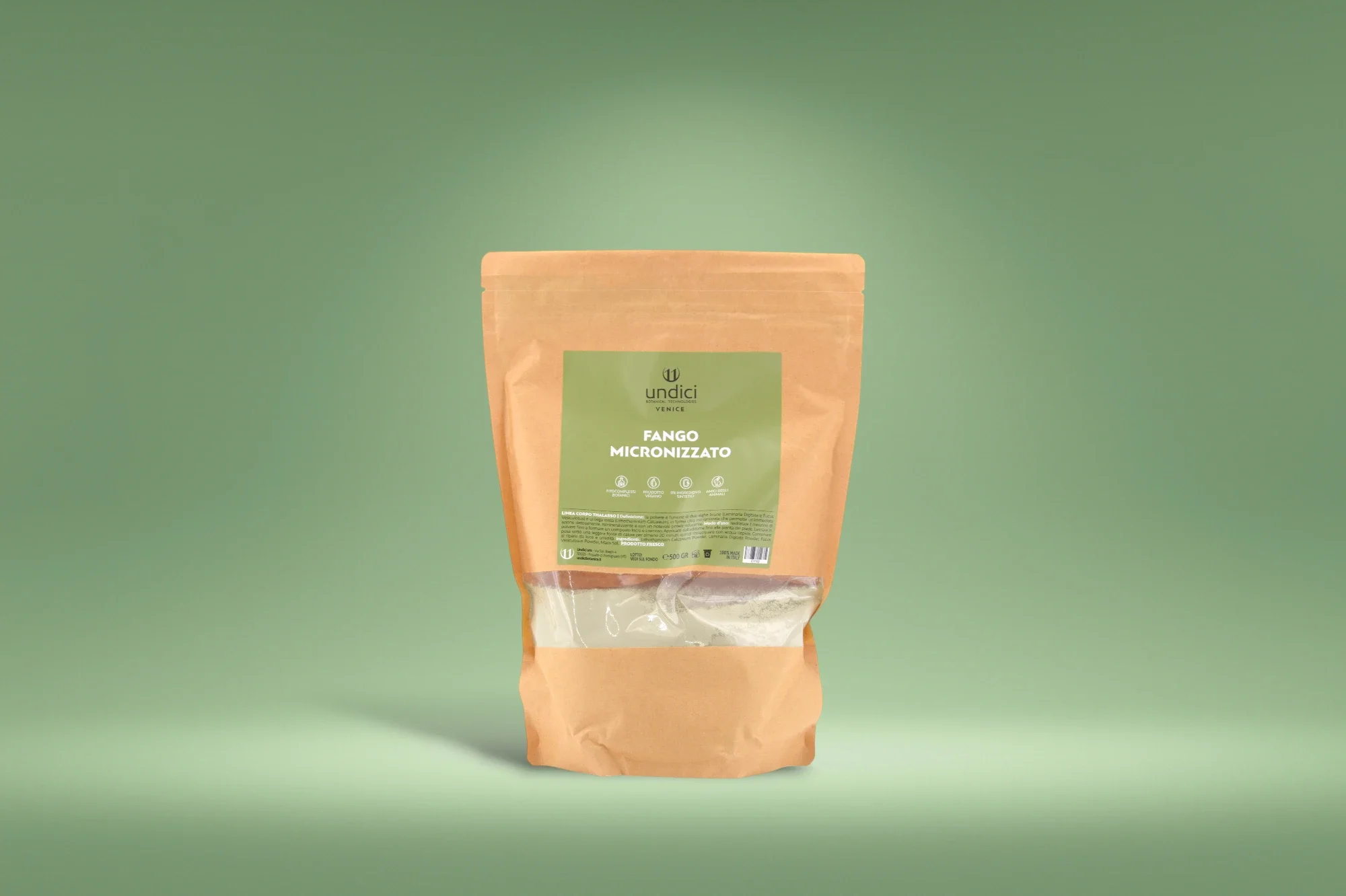 Busta di fango micronizzato con etichetta verde su sfondo verde chiaro.