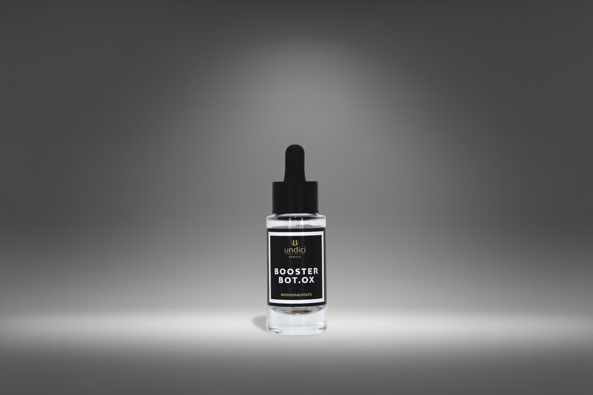 Fiala con goccia di prodotto, etichetta nero con scritto 'Undici Venice Booster Bot.ox Iperfermentato'.