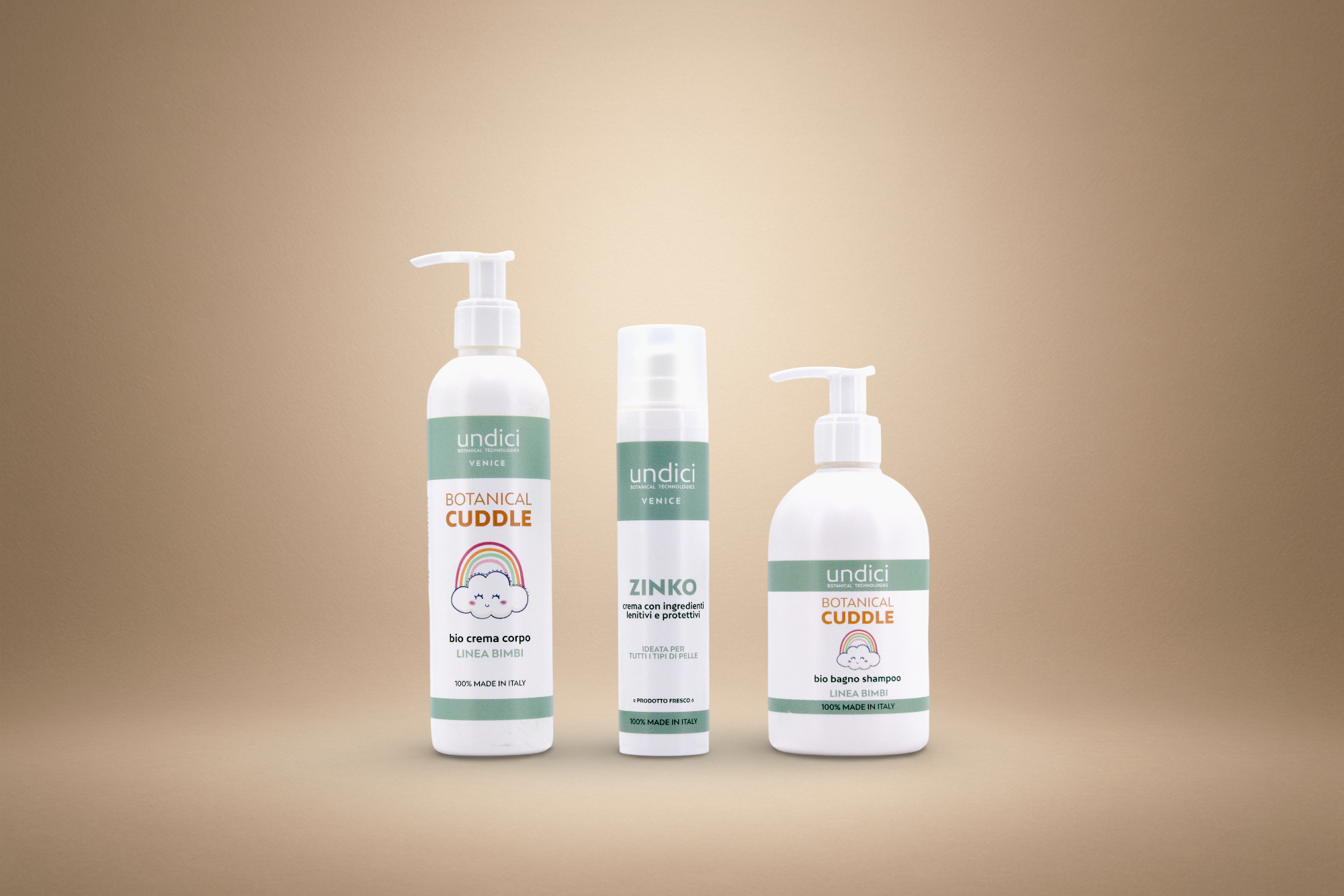 Tre prodotti biologici per la cura del corpo e dei capelli, in bottiglie bianche con etichette verdi e arancioni, disposti su uno sfondo neutro.