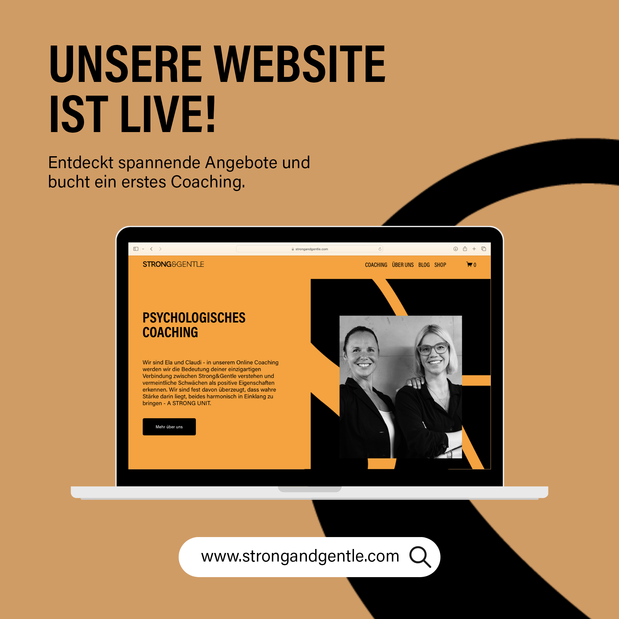 Laptop mit geöffneter Website von Strong & Gentle vor orangefarbenem Hintergrund.