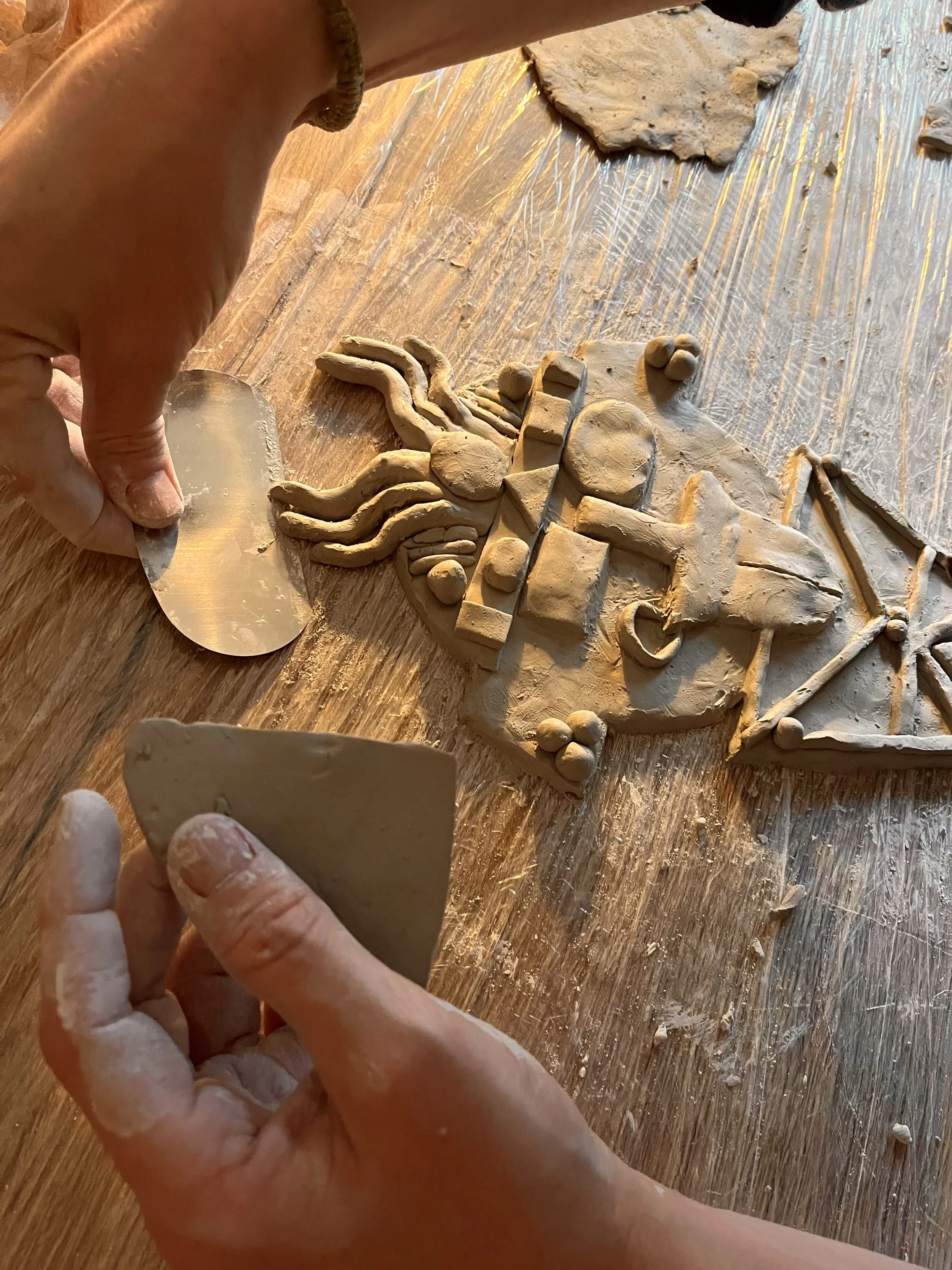 „Handgefertigte Tonmaske mit herausgestreckter Zunge und strukturierten Hörnern aus einem Keramik-Workshop im Strong Creative Studio.