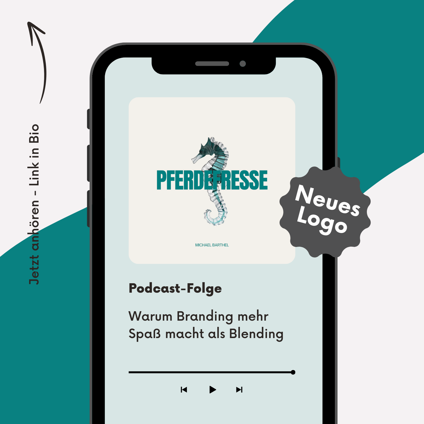 Smartphone mit einem Podcast-Logo 'PFERDEFRESSE', ein Seepferdchen, und Text zu einer Podcast-Folge, die sich mit Branding und Spaß beim Blenden beschäftigt, mit einem Aufruf zum Link in Bio und einem neuen Logo.