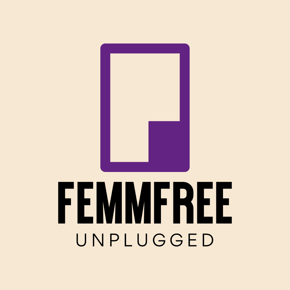 Logo von FEMMFREE unplugged: ein abstraktes violettes Symbol über dem Schriftzug ‚FEMMFREE UNPLUGGED‘ auf hellem Hintergrund.