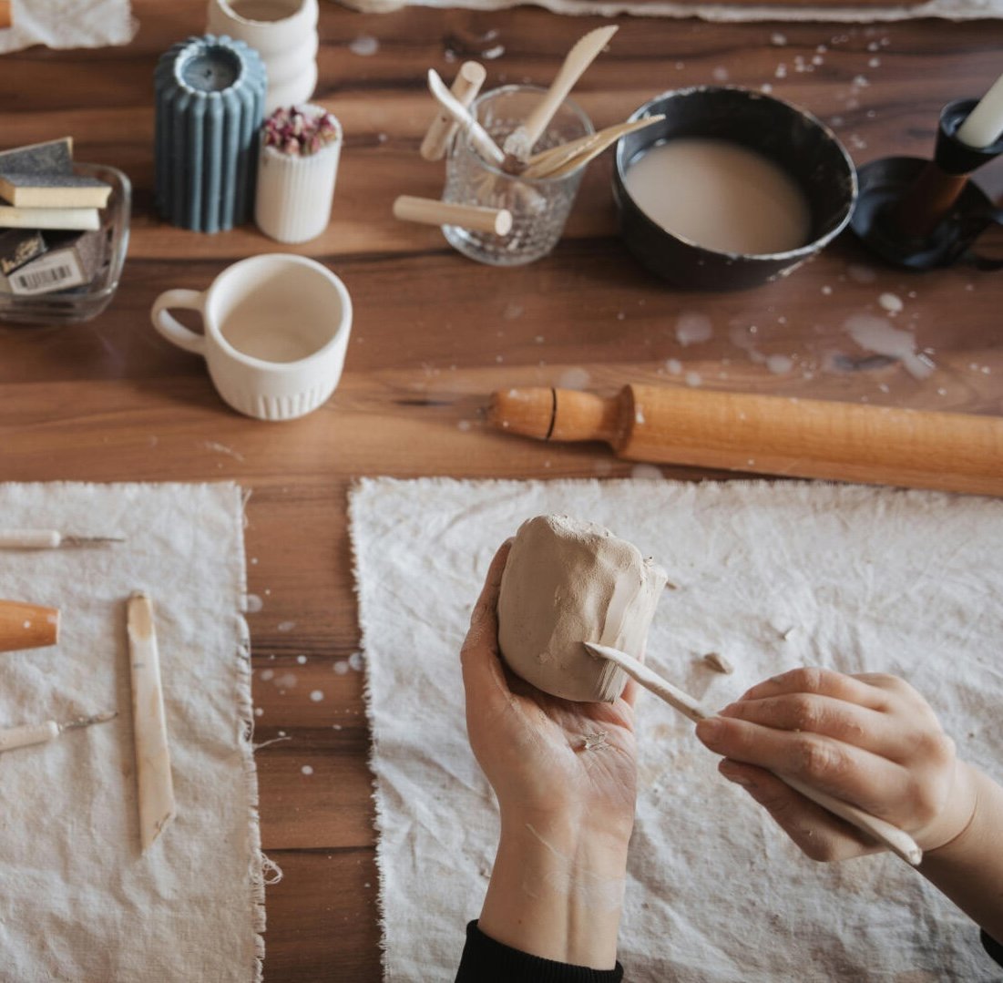 Morai Töpferworkshop modellieren.jpg