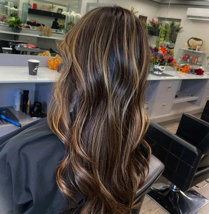 Dimensional caramel highlights for a warm, natural blend.

@wellahair 
@wellahairusa 
@hairbyvalk 

#CaramelHighlights #Balayage #HairTransformation #HairGoals #HairInspo #HairColor #DimensionalBlonde #GlossyHair #HealthyHair #HairStylist #tuckahoe