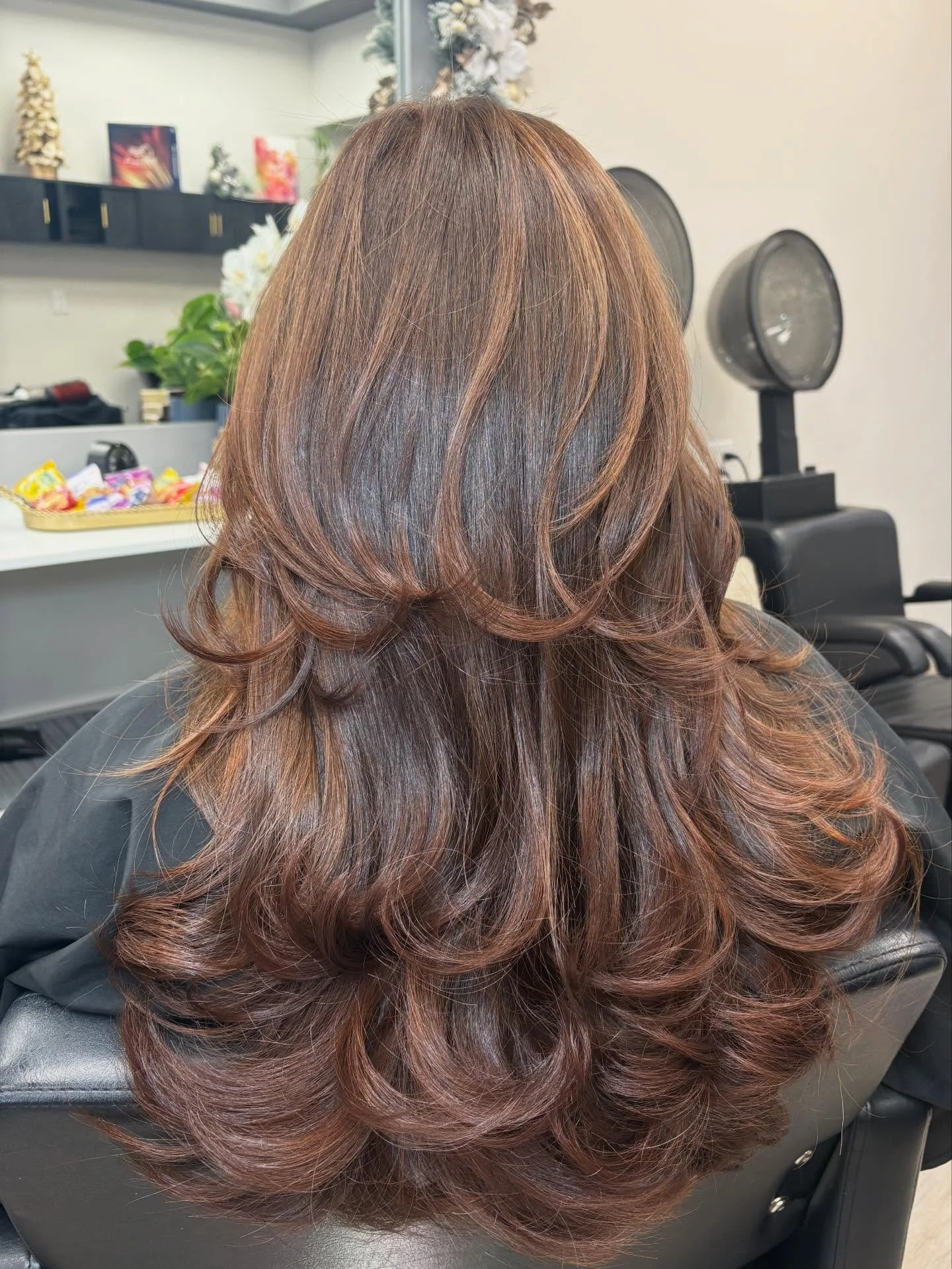 New Year, new layers 💫💇🏽&zwj;♀️

Color using @wellahairusa 
Cut + style 
#westchestercolorist #hairinspo #layeredcut #westchesterstylist #hairbyval