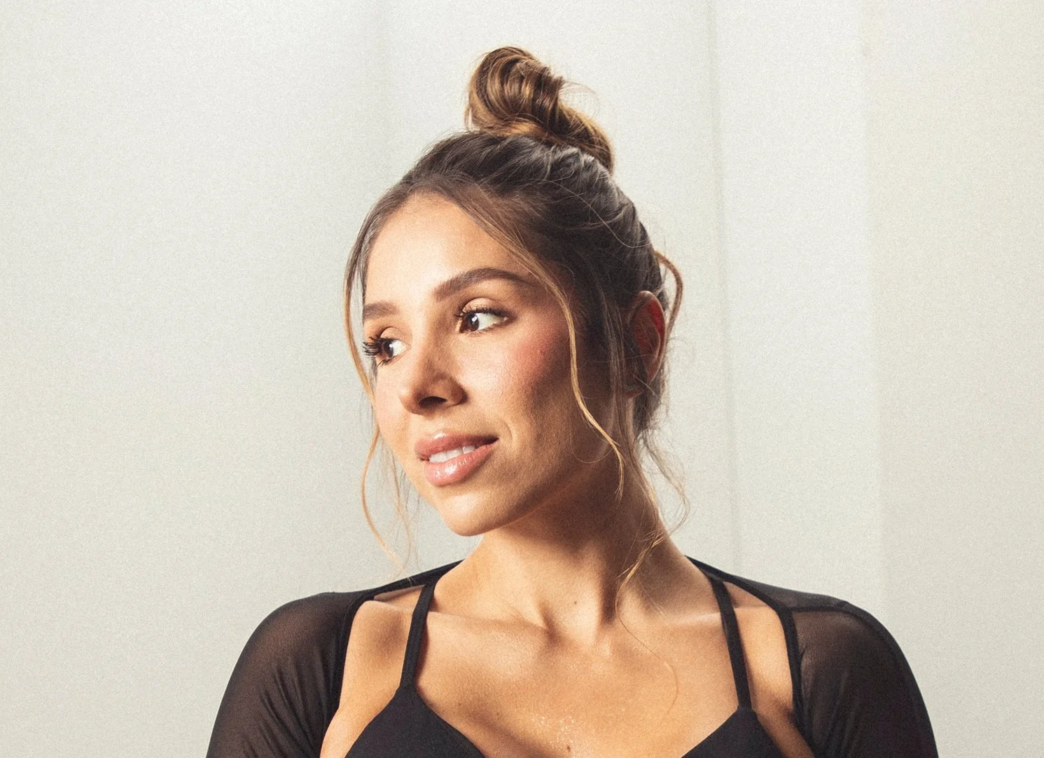 Mujer sonriente en ropa de deporte 
