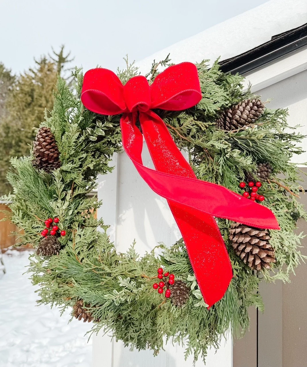 THE HERITAGE RED VELVET WREATH 22