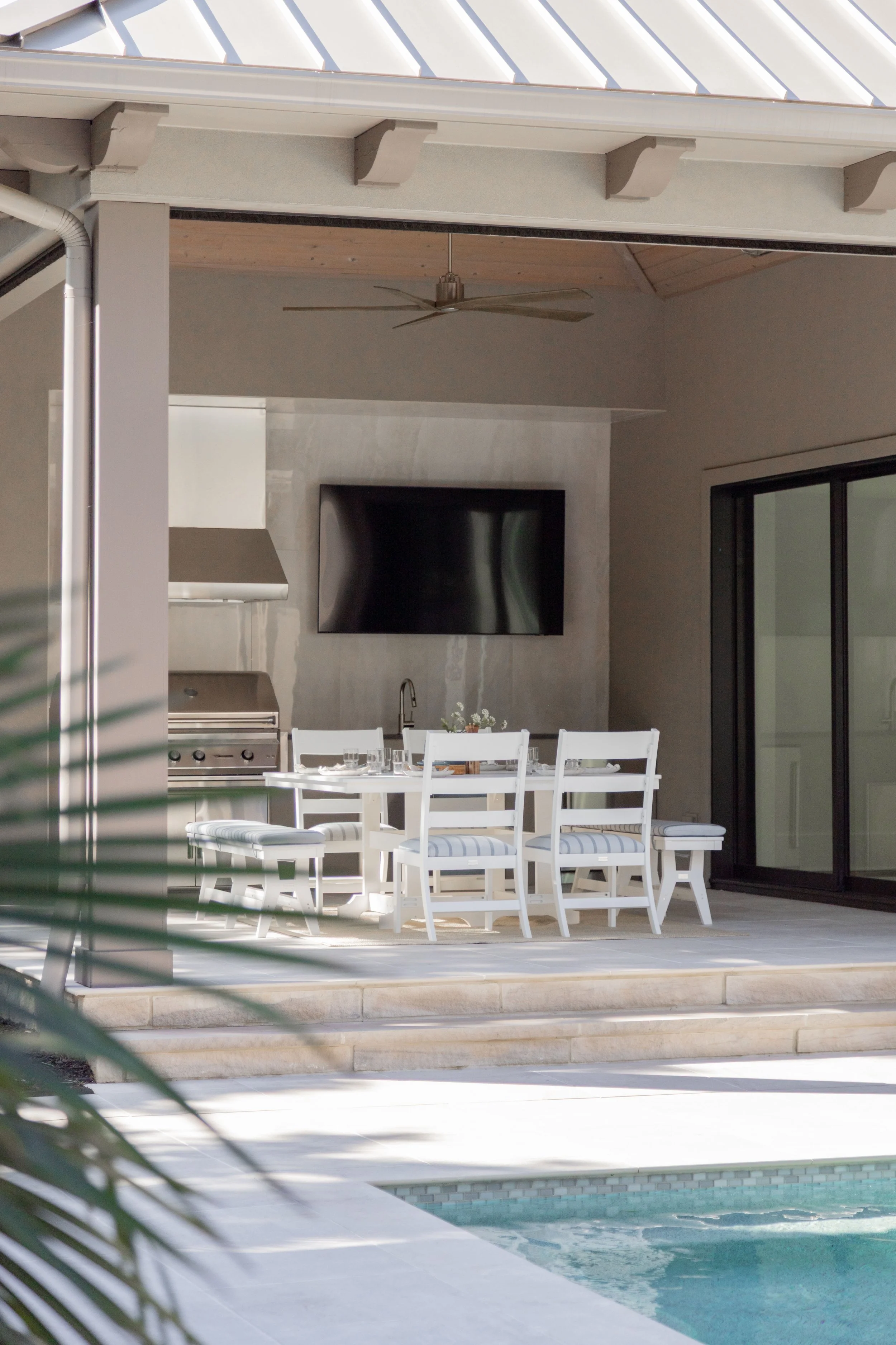 Dining Table and Chairs_30.jpg