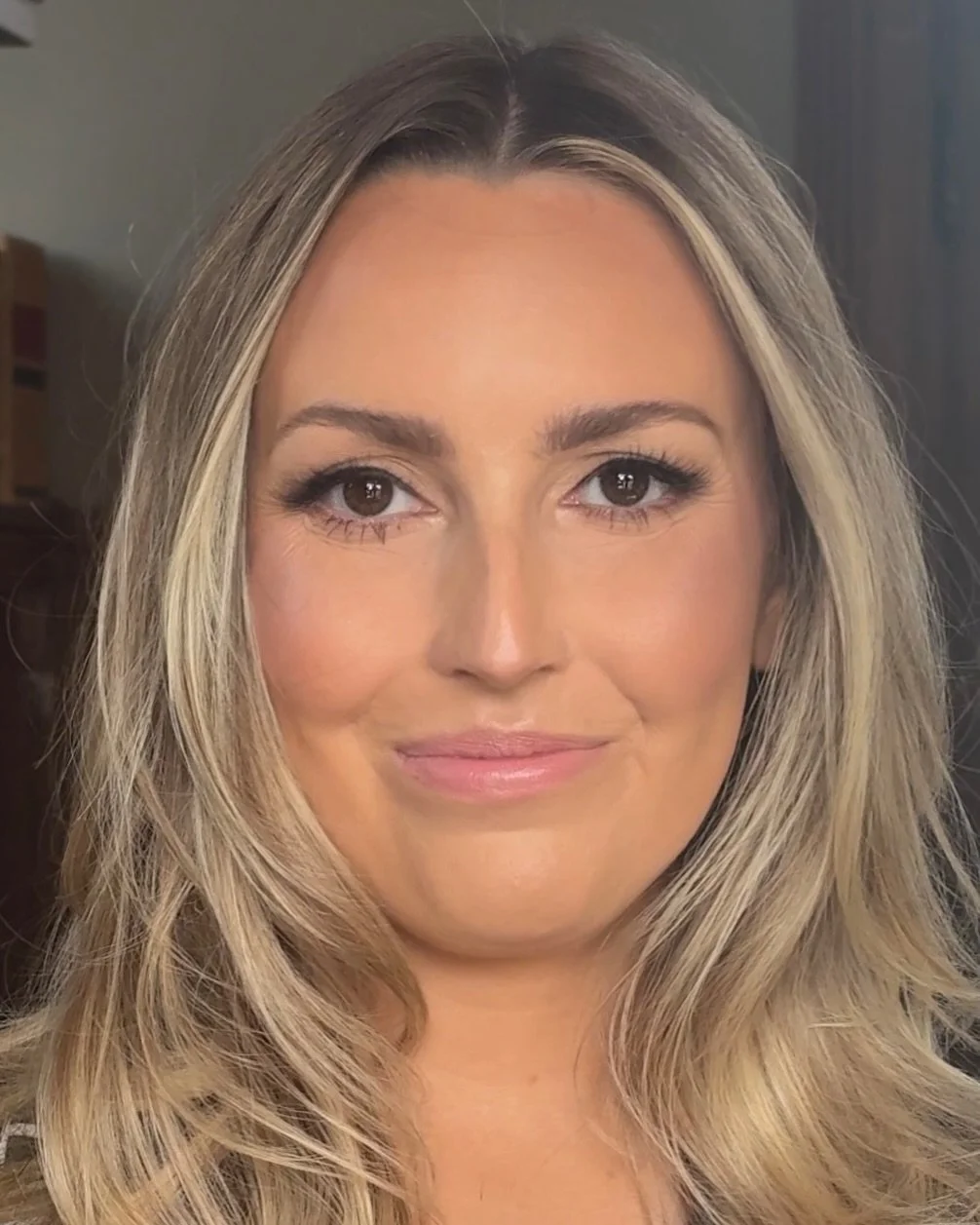 Soft, glowy, and timeless ✨

This is my signature soft glam makeup look&mdash;skin-focused, sculpted in all the right places, and enhanced to still feel like you.

Featuring radiant skin, softly defined eyes, natural brows, and a neutral lip for that