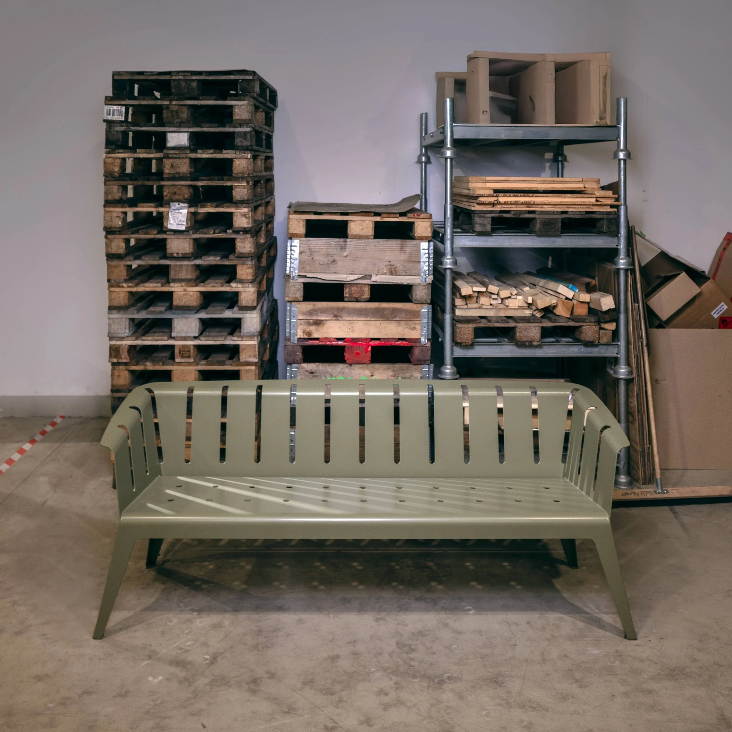 Schließlich ordentliche Lagerung mit Holzpaletten, Regalen und Blick auf einen Sitzbank im Vorratsraum