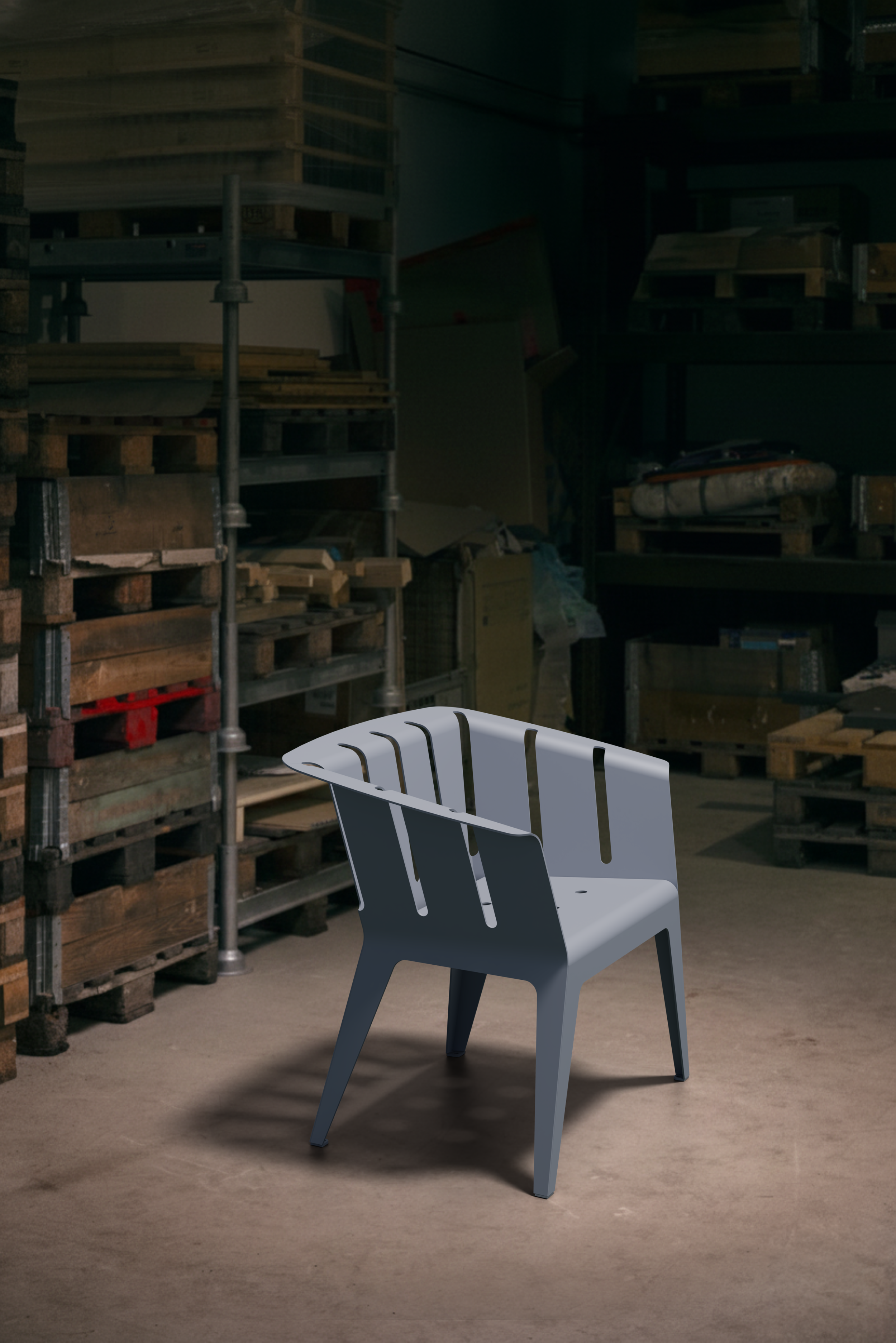 Ein moderner grauer Stuhl in einem Lagerraum mit Regalen und Holzpaletten im Hintergrund.