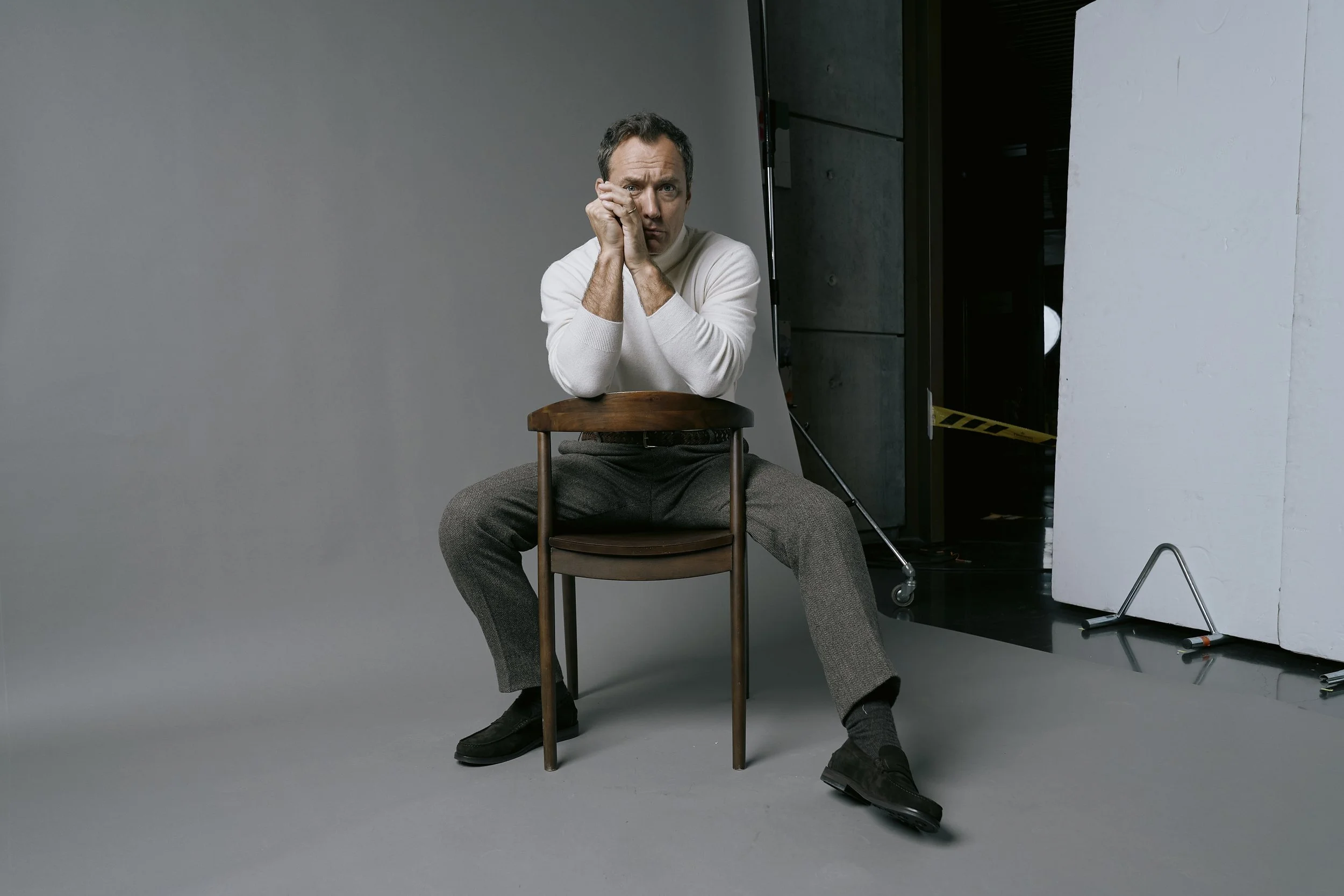 Behind the scenes of the Jude Law photoshoot for Emidio Tucci Winter 2025 campaign