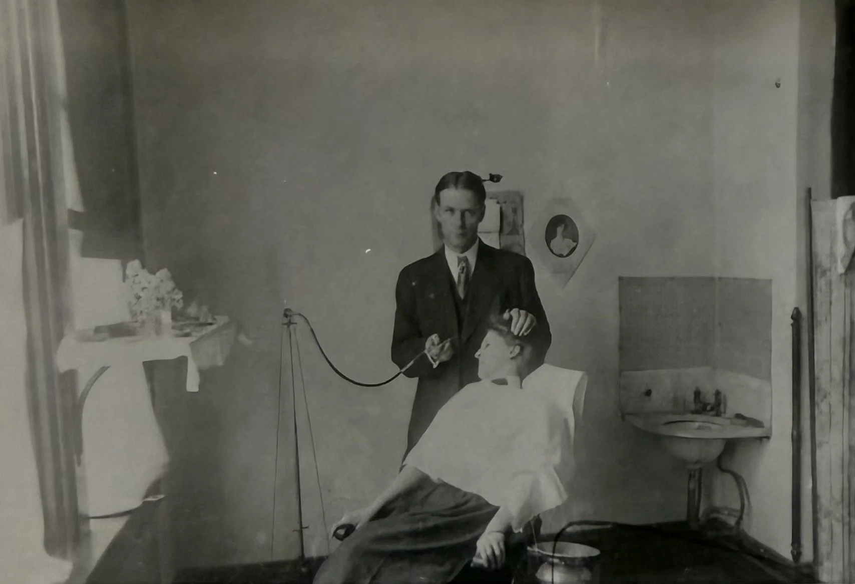 1910 - Dentist Dr. Bailey, located in the Harding Building (#92)