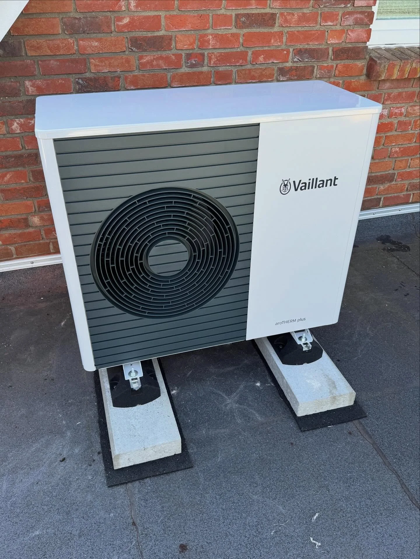 W&auml;rmepumpen-Power auf engstem Raum! 💪✨
Die Au&szlig;eneinheit hat ihren perfekten Platz gefunden und trotz knappem Raum im Innenbereich haben wir die Anlage sauber und effizient eingebaut. 🔧♻️
Energieeffizienz trifft Handwerk.
➡️ Jetzt Beratun