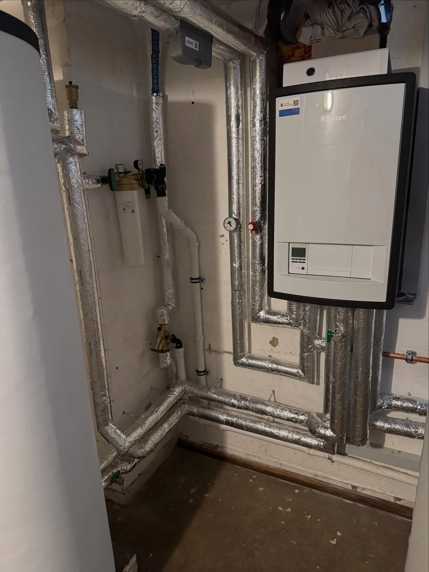 Modernste W&auml;rmepumpentechnik f&uuml;r maximale Effizienz ❄️🔥
Hier zu sehen: eine Vaillant W&auml;rmepumpen-Inneneinheit, sauber installiert und perfekt ged&auml;mmt &ndash; f&uuml;r niedrige Betriebskosten und zuverl&auml;ssige W&auml;rme im ga