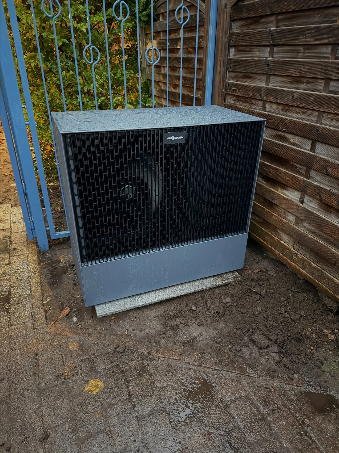 Viessmann Vitocal 250-A &ndash; modern, leise, effizient.
Innen- und Au&szlig;enger&auml;t sauber installiert f&uuml;r maximale Leistung und zuverl&auml;ssigen Betrieb.
Perfekt f&uuml;r die Heizungsmodernisierung und ideal f&uuml;r niedrige Vorlaufte