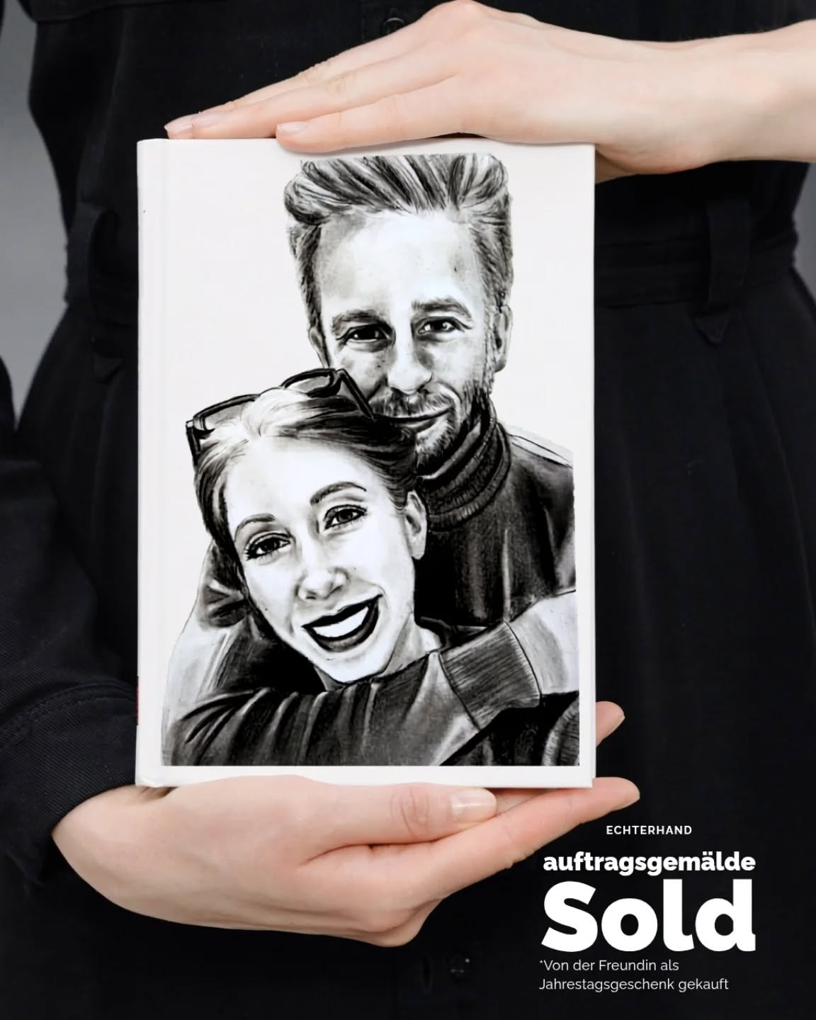 A custom charcoal piece, created as a special anniversary gift. Wishing the happy couple a beautiful celebration!

#geschenkideen #kunstd&uuml;sseldorf #kunstagentur #kunstverkauf #auftragsgem&auml;lde