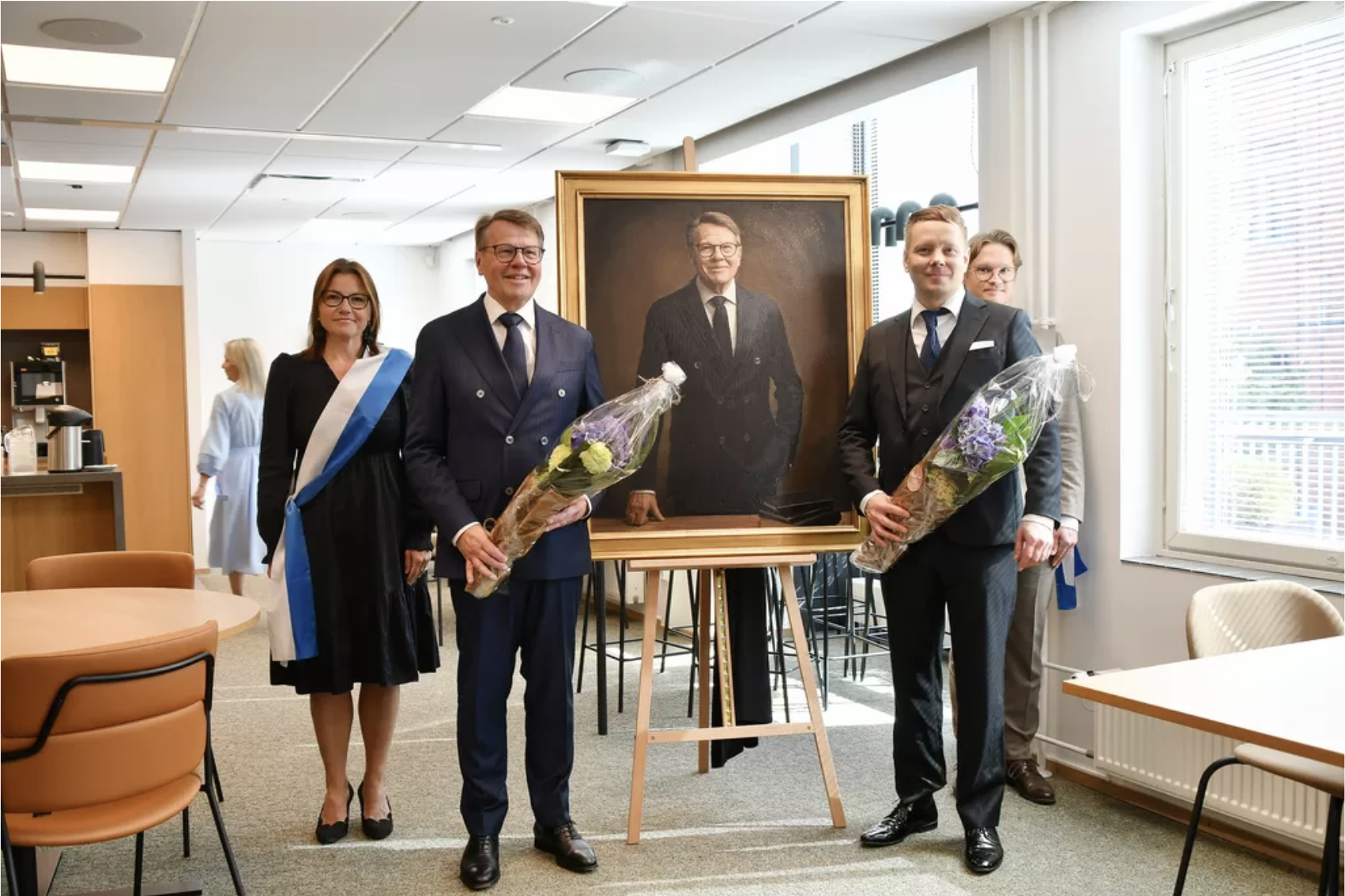 Kari Hakamiehen muotokuvan julkistustilaisuus Turussa.png