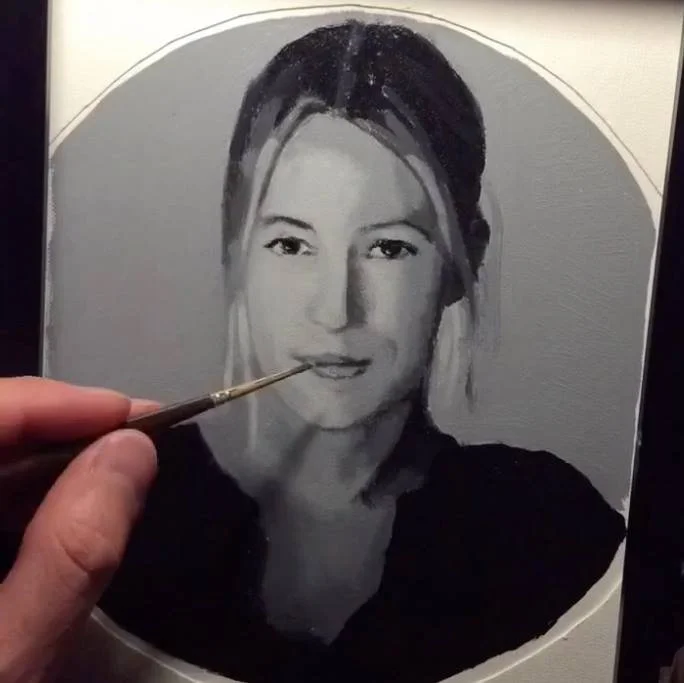 Muotokuvamaalauksen työvaihe, jossa taiteilija tarkentaa kasvonpiirteitä siveltimellä