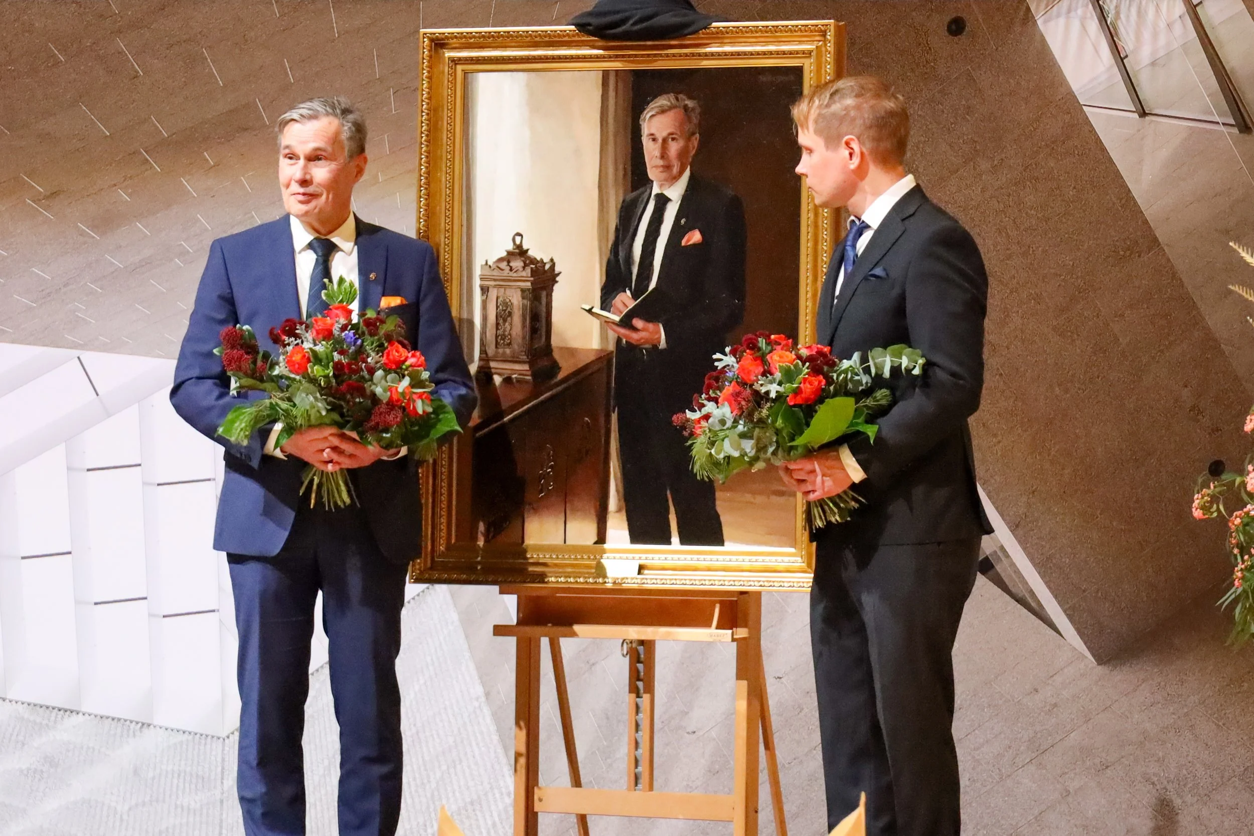 Muotokuvamaalari Markku Järvelin ja Jaakko Pehkonen muotokuvan julkistustilaisuudessa