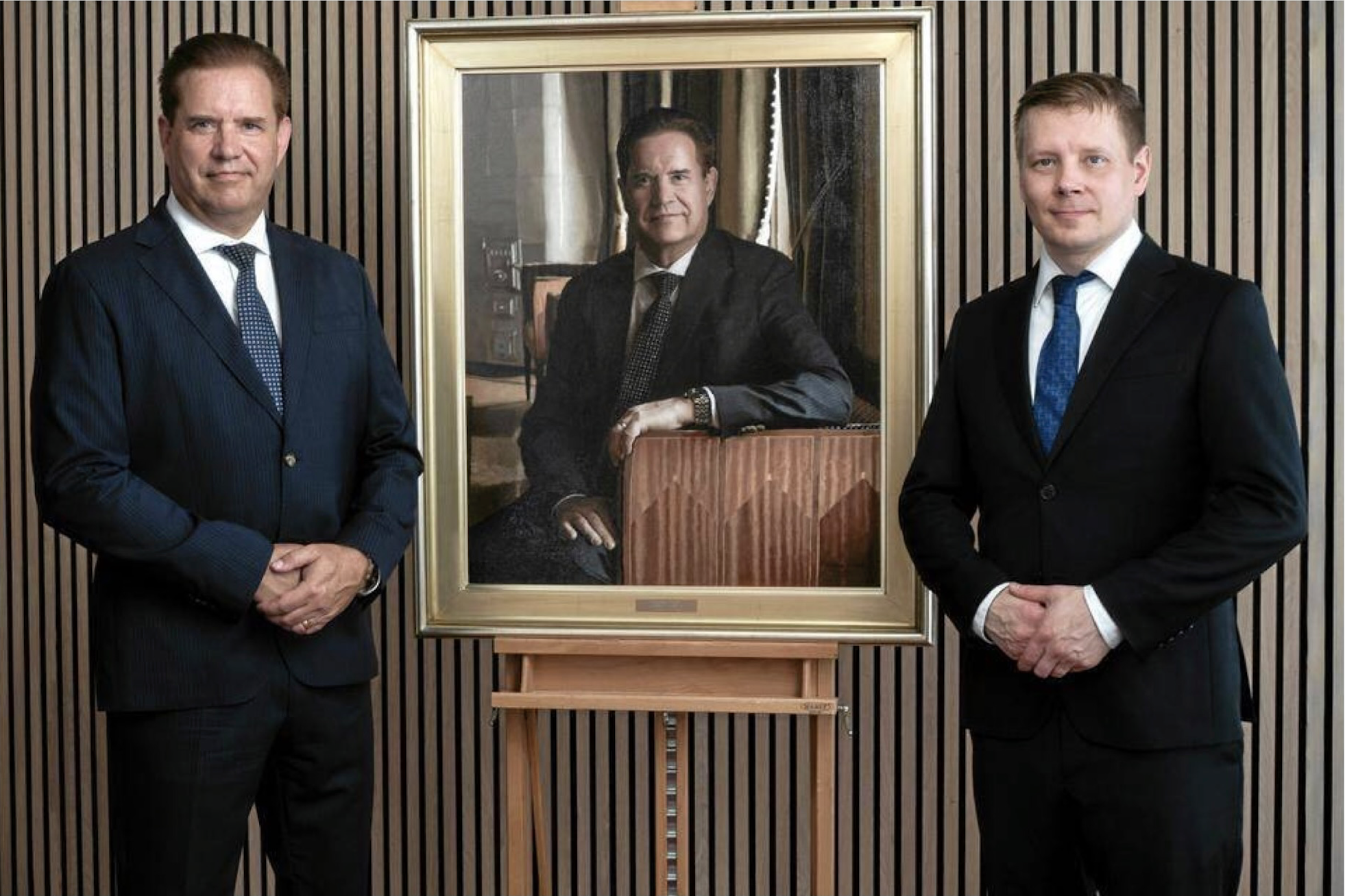 Kimmo Jarva ja Markku Sukunimi muotokuvan äärellä Vantaalla 2025