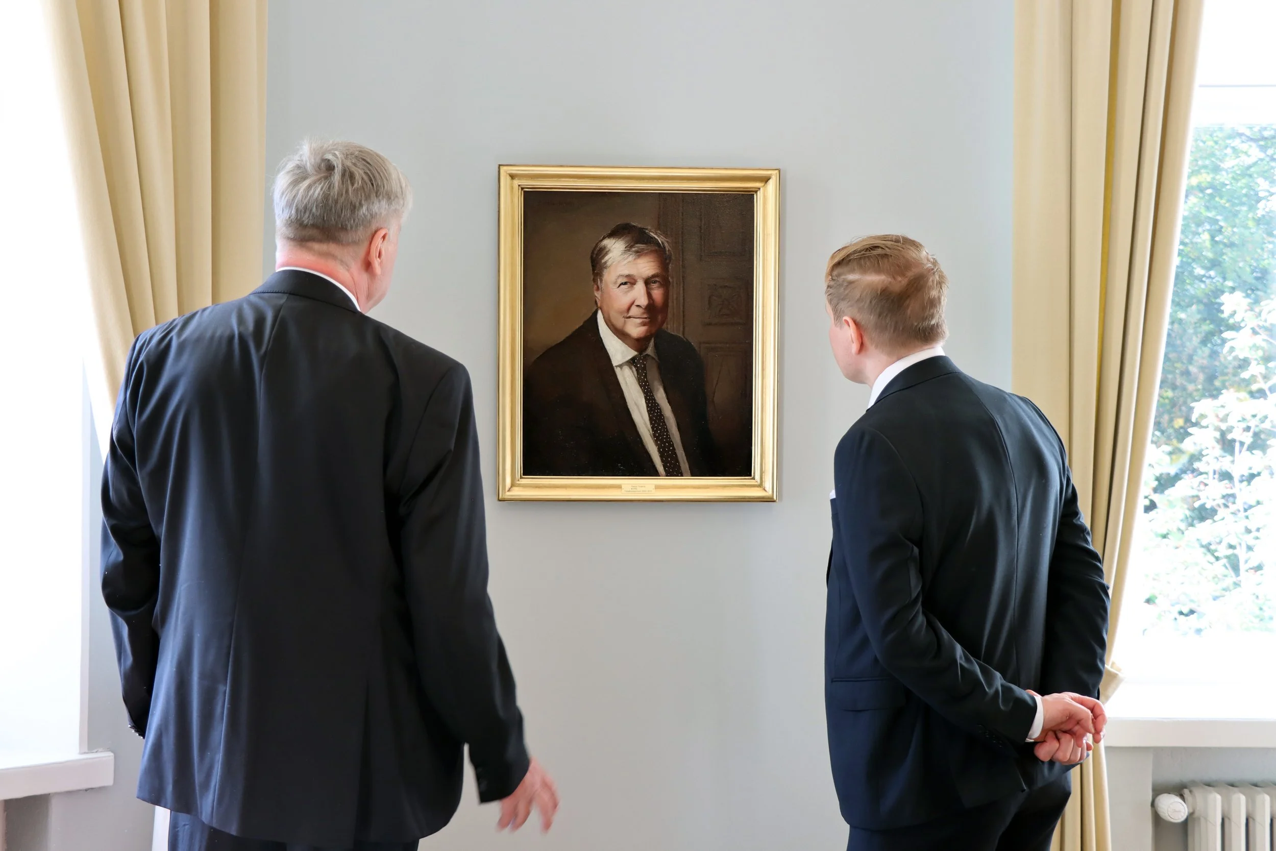 Valtakunnanvouti Juhani Toukolan muotokuva valtakunnanvoudin kansiassa Turussa