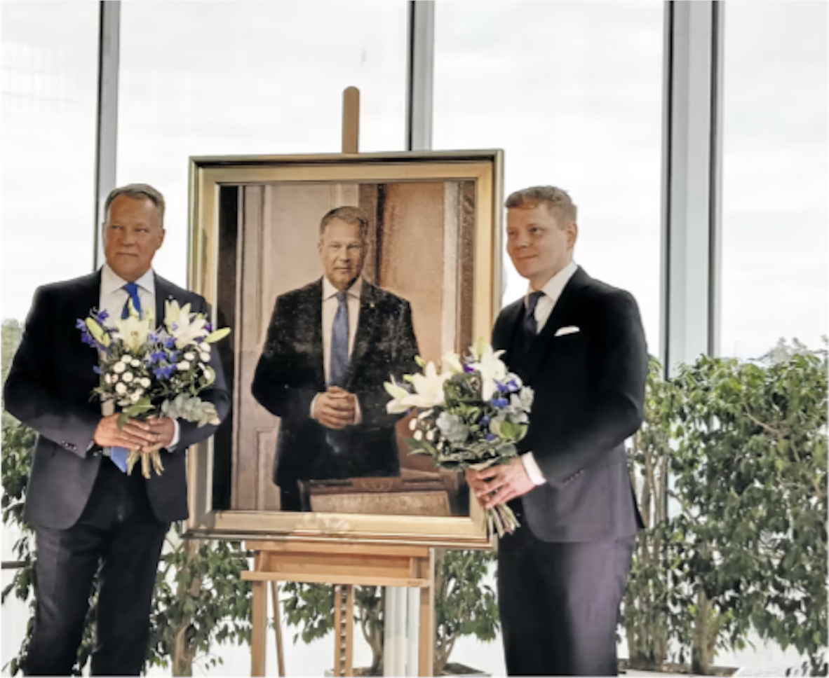 Jukka Mäkelä ja Markku Järvelin muotokuvan äärellä