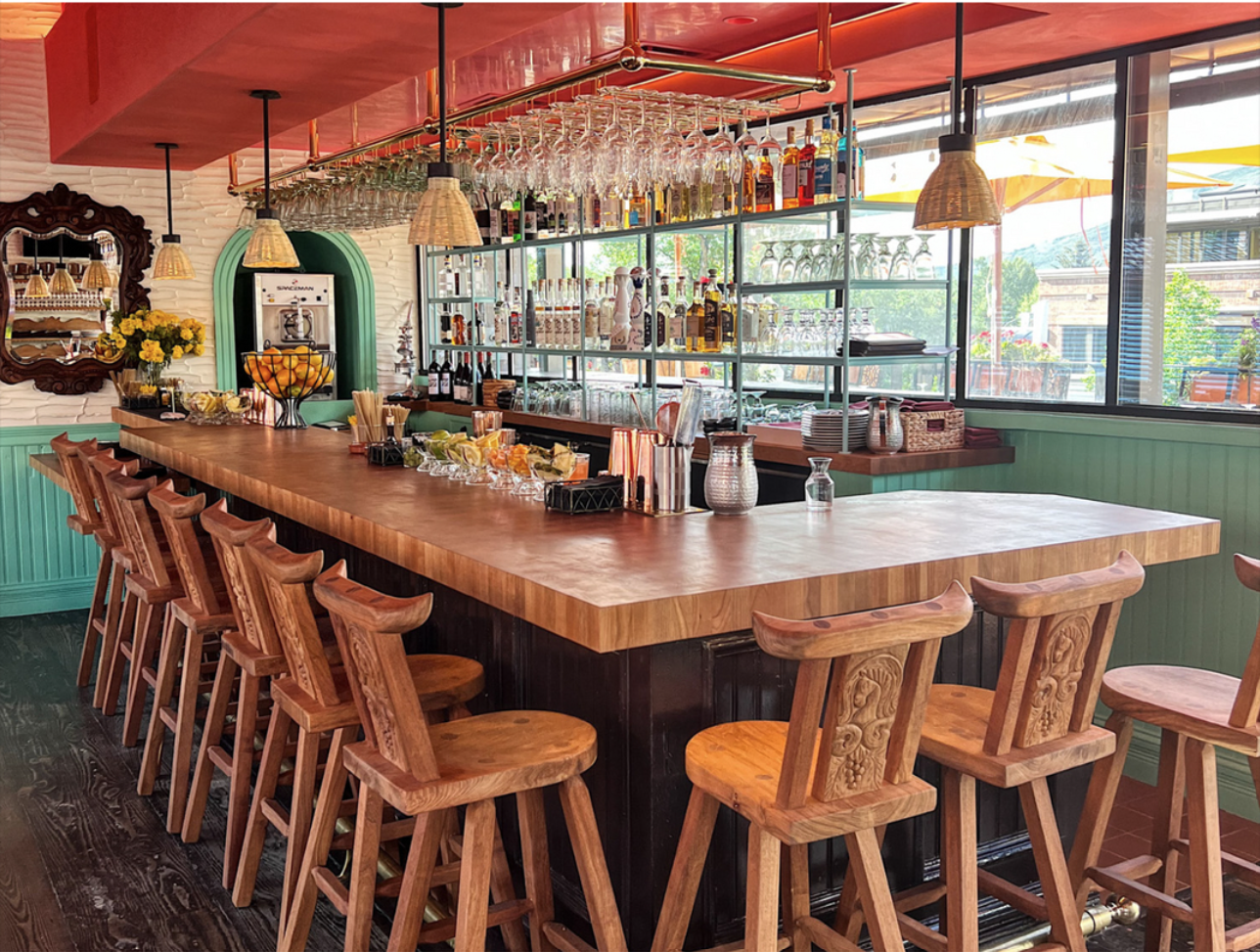 LAS MONTANAS BAR SEATING.png