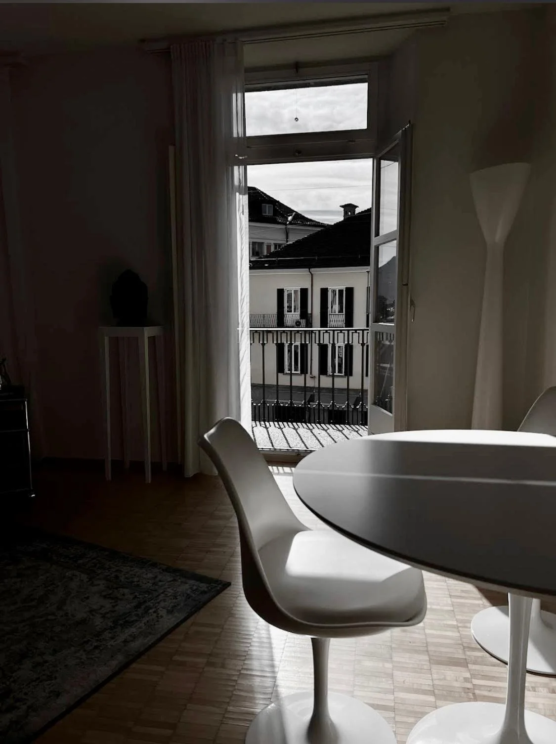 Sala dello studio legale con tavolo e vista sulla Piazza Grande di Locarno