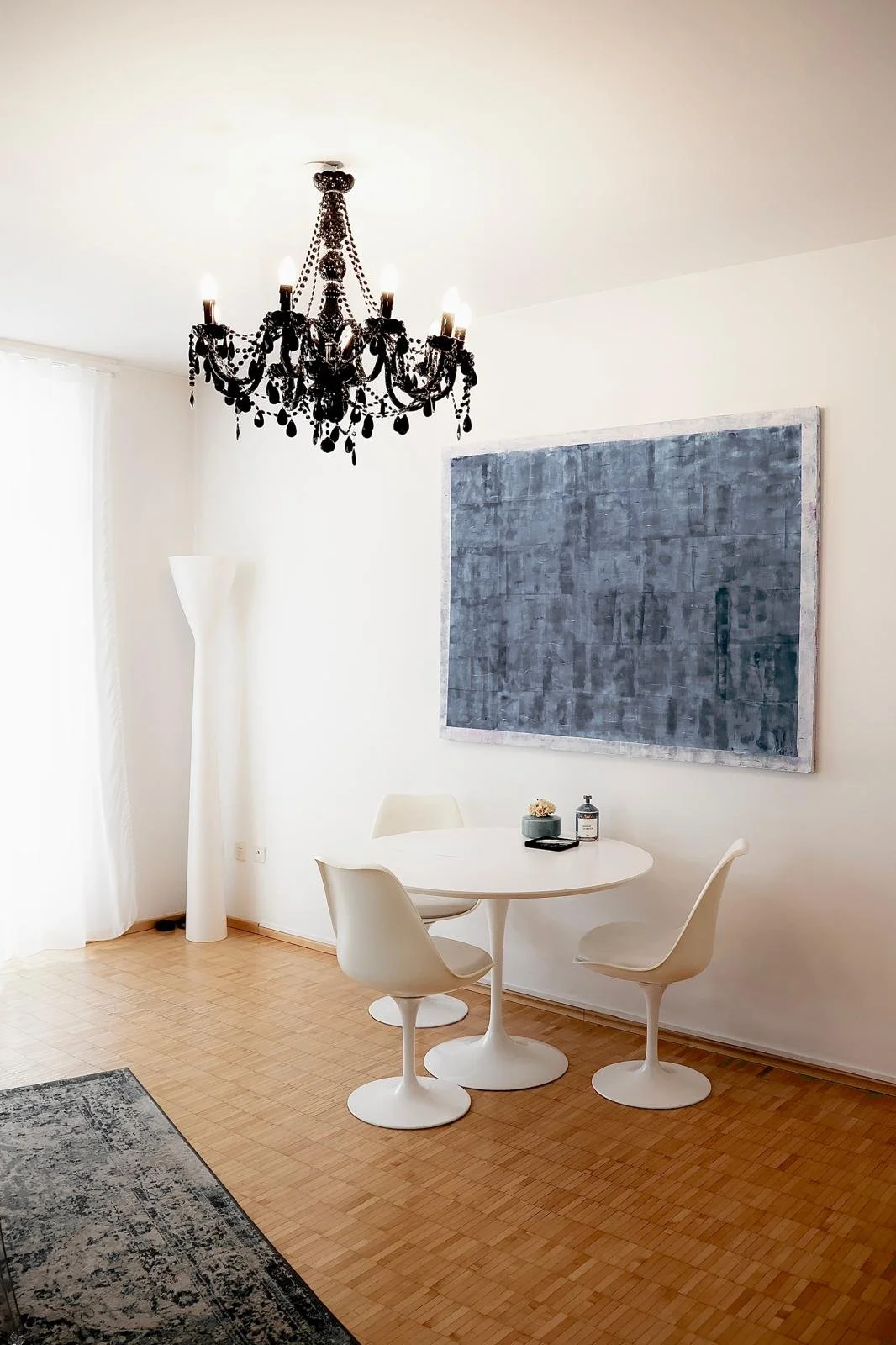 Sala dello studio legale con tavolo rotondo e arredo elegante