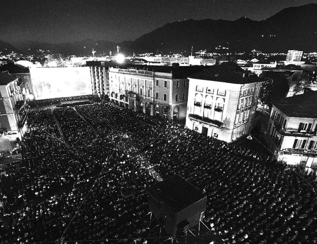 Vista dalla finestra dello studio legale sulla Piazza Grande di Locarno durante il Festival del Film