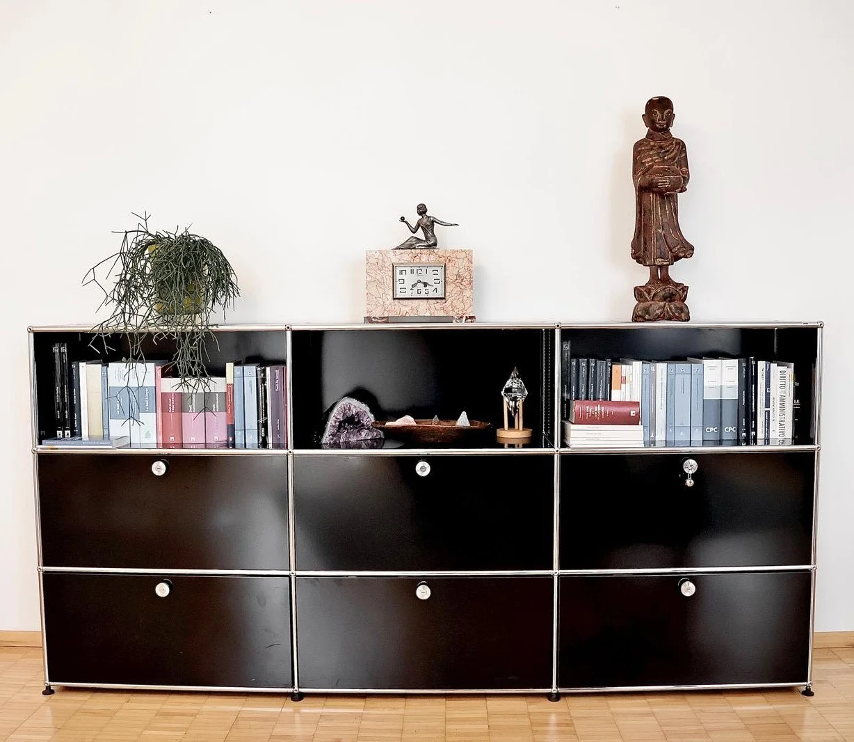 Libreria dello studio legale con volumi giuridici e oggetti decorativi