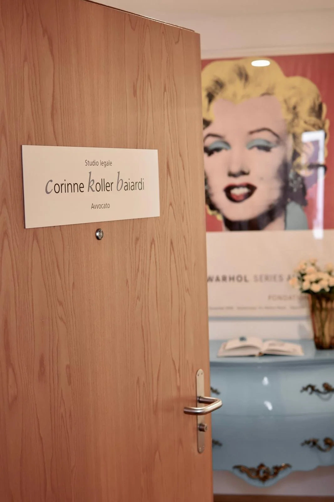 Ingresso dello studio legale di Corinne Koller Baiardi, avvocato, con arredo design all’interno
