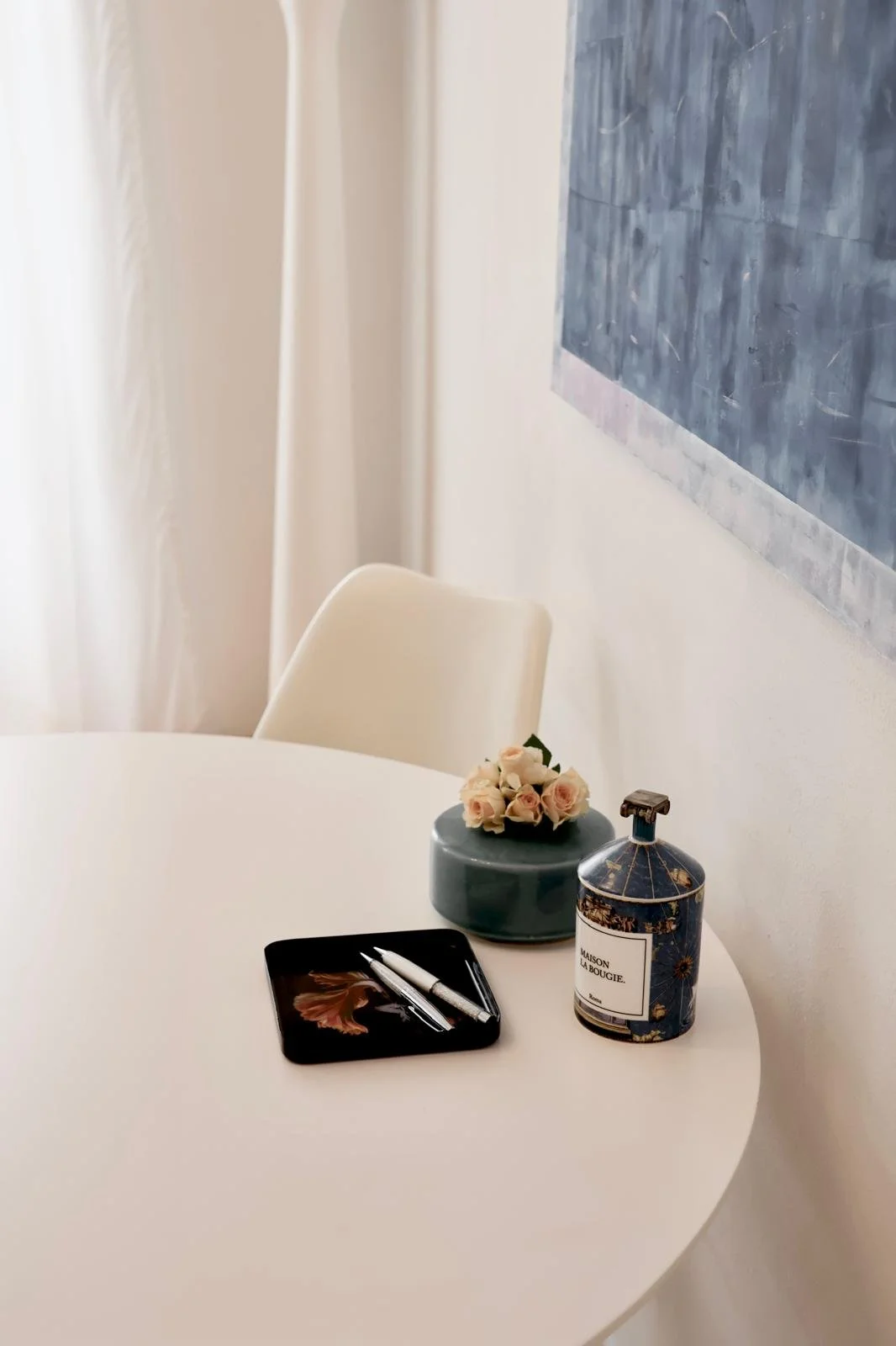 Dettaglio della scrivania nello studio legale con oggetti di design