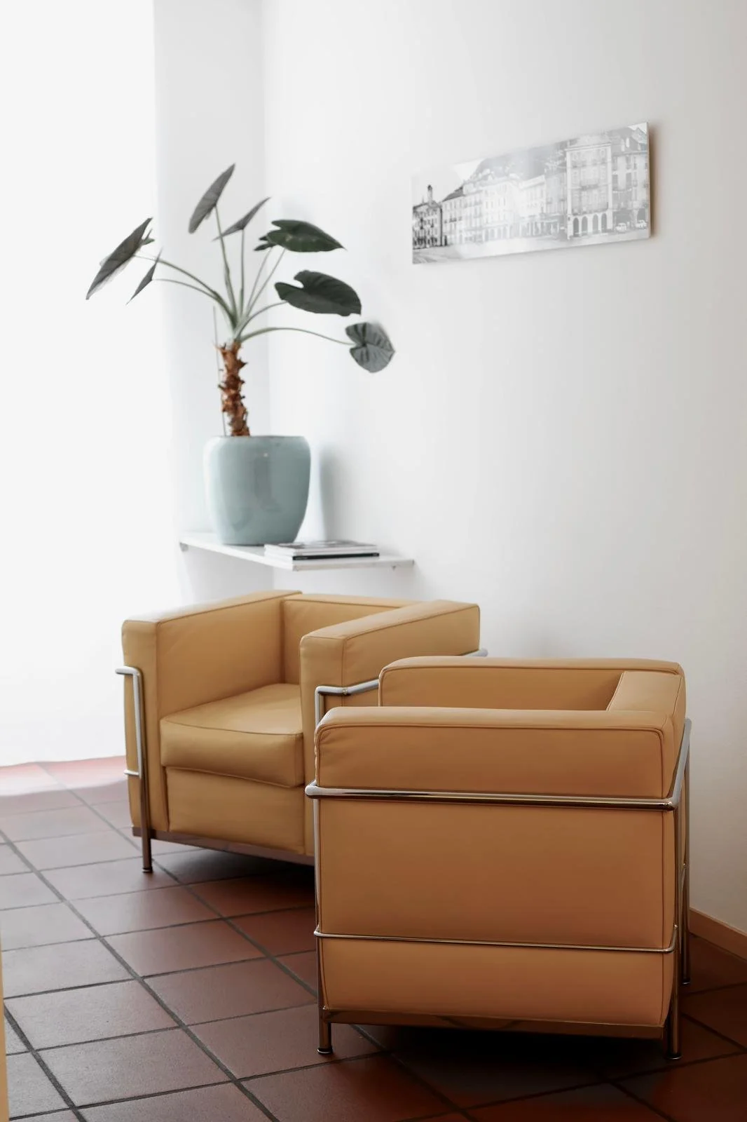 Area d’attesa dello studio legale con poltrone moderne e ambiente luminoso