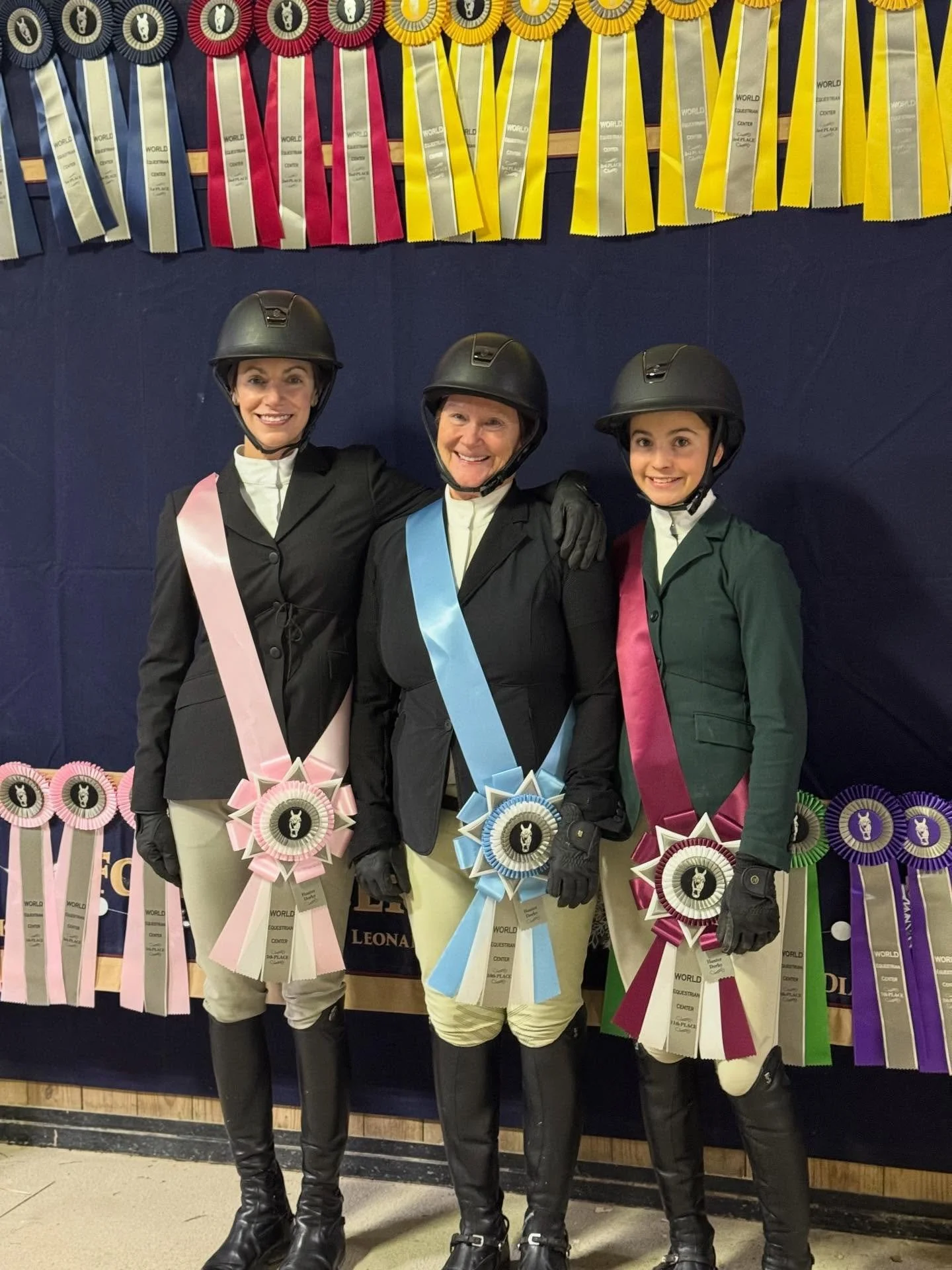 Great night for the 2&rsquo;6&rdquo; non-pro derby crew! Julie and her Ricardo had two consistent scores for 5th, Sandy did her first ever derby on her brand new horse Caprica 2 for 10th overall, and @brooklyn_rose_eq rode @eastmansmith &lsquo;s Soul