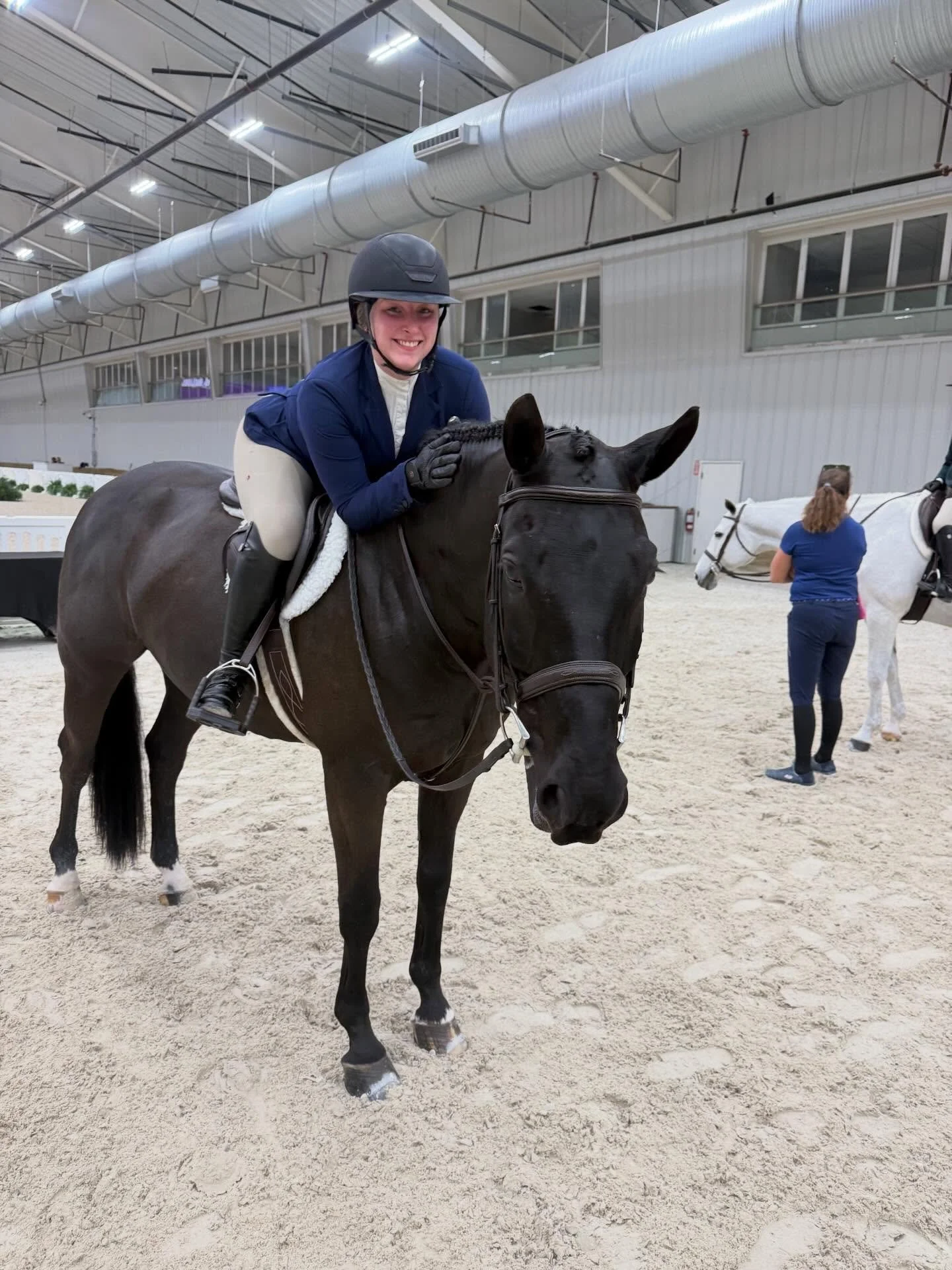 This new pair took no time to get to know each other&hellip;..First trip ever together received an 8️⃣6️⃣‼️ AND by the second week they were consistent enough for CHAMPION of the younger low adults without doing the hack! Congrats @maddiepape riding 