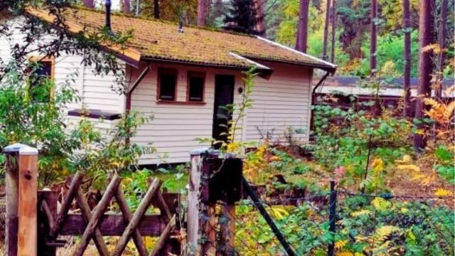 ferienhaus-auszeit-aussenansicht-mit-zaun.jpg